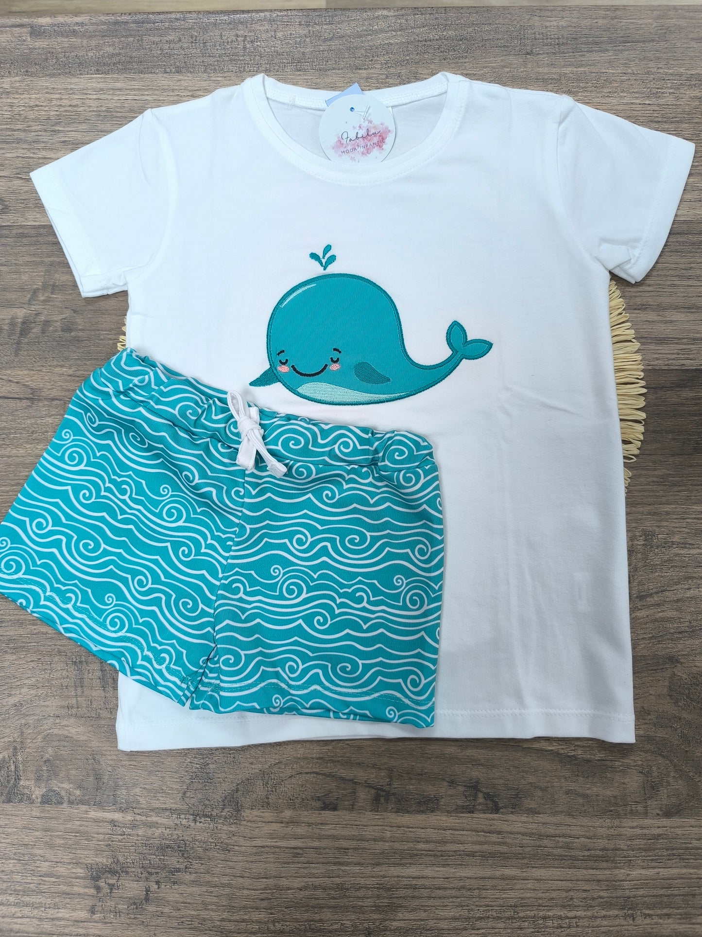 Conjunto de baño para niño con ballena verde y boxer de olas