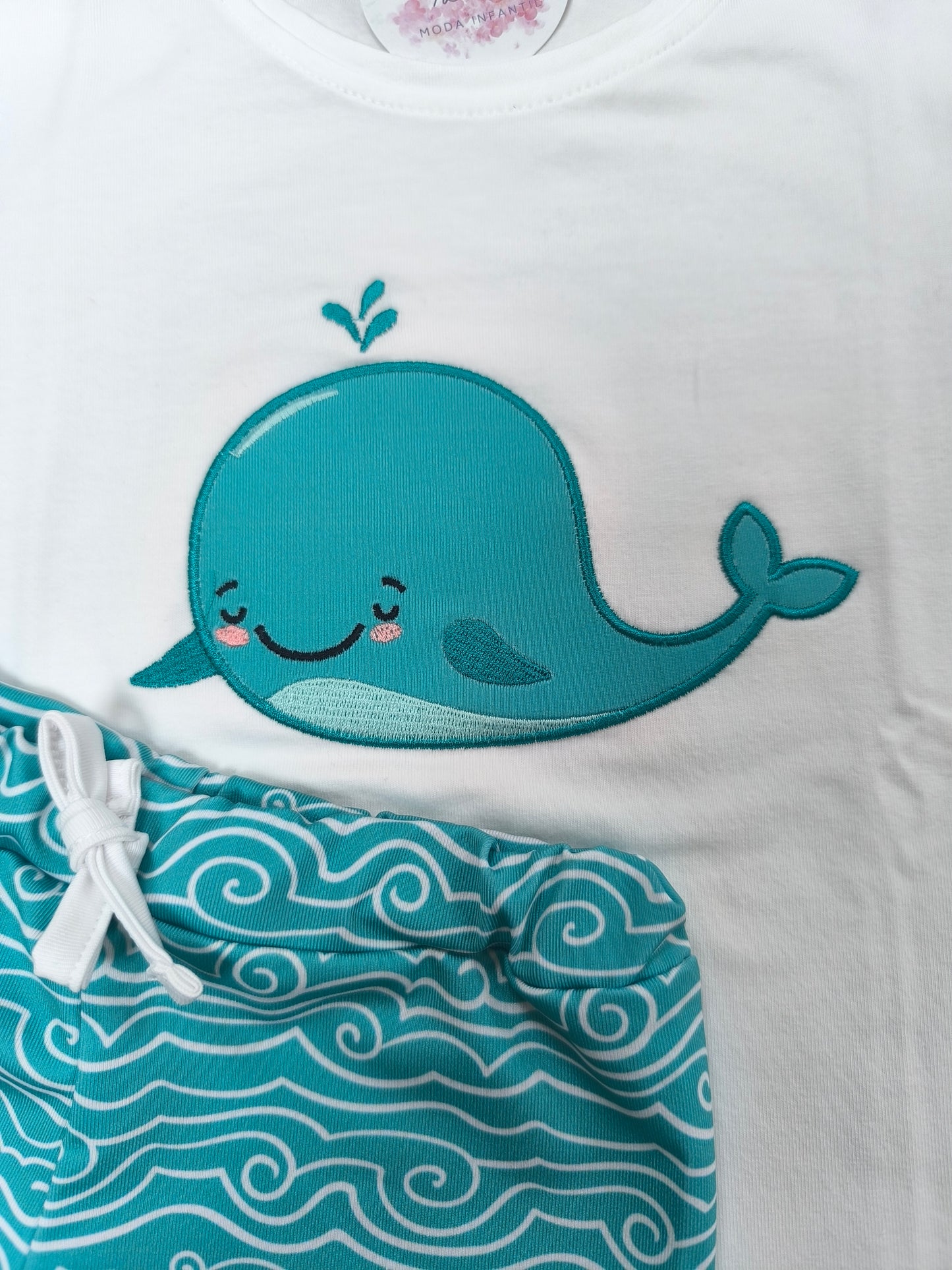 Conjunto de baño para niño con ballena verde y boxer de olas