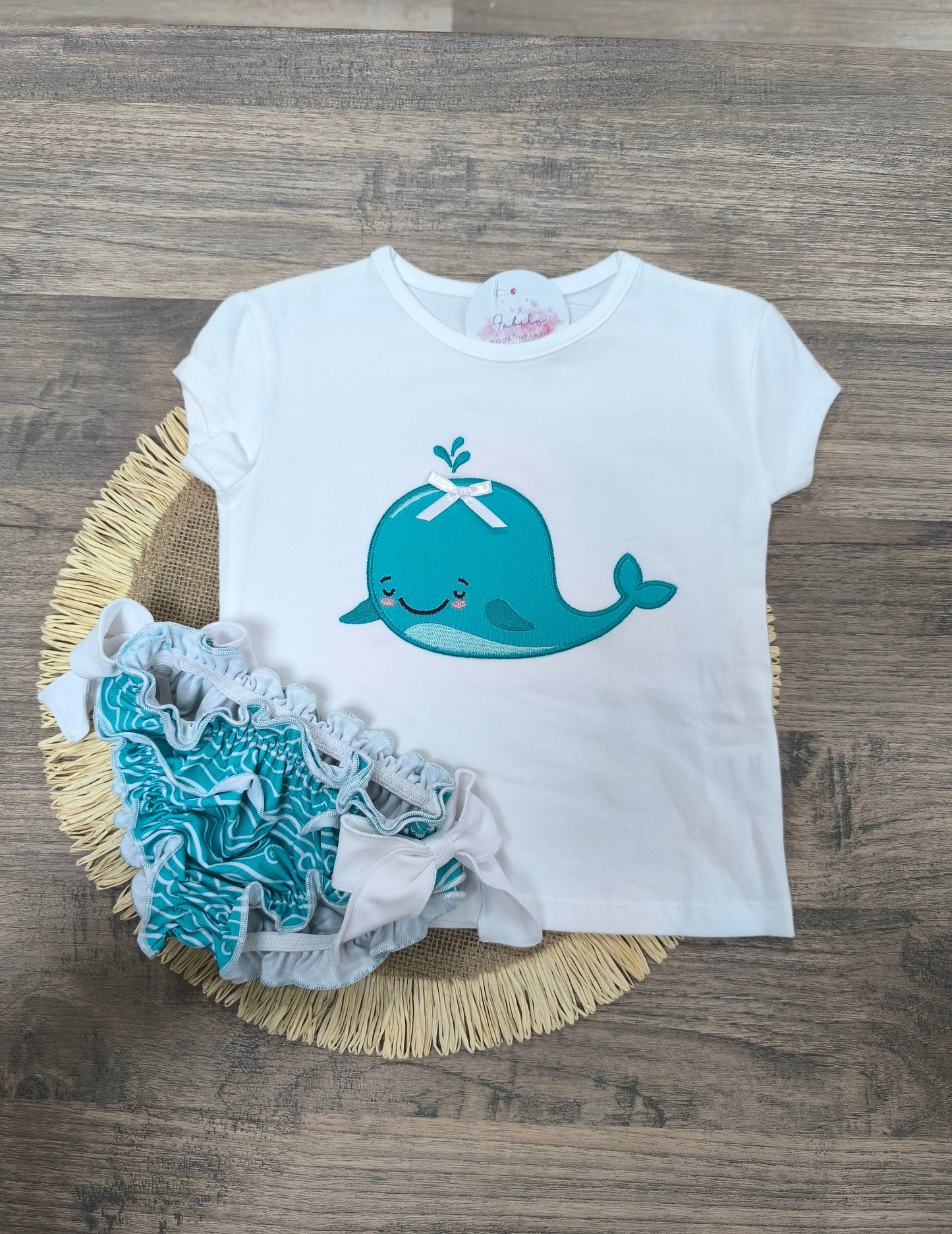 Conjunto de baño para niña con ballena verde y culetín de olas