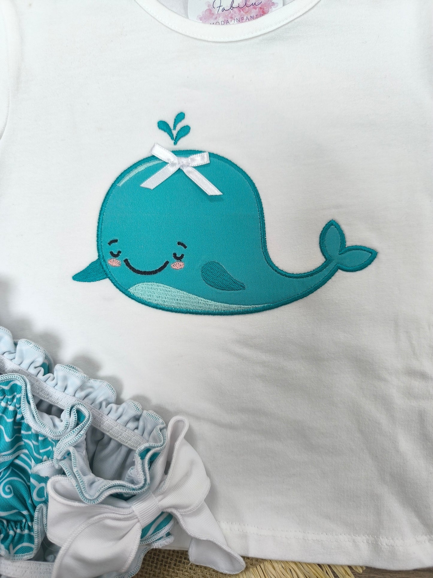 Conjunto de baño para niña con ballena verde y culetín de olas