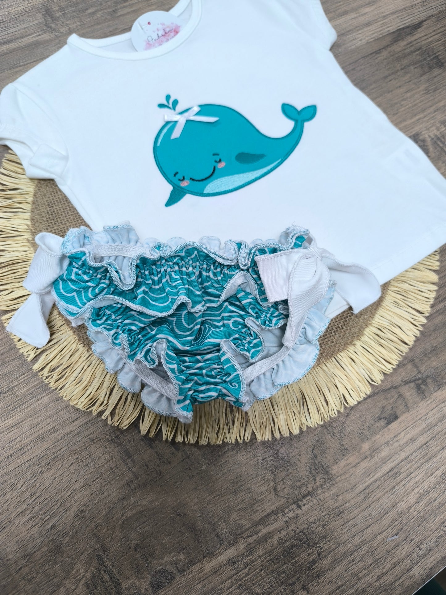 Conjunto de baño para niña con ballena verde y culetín de olas