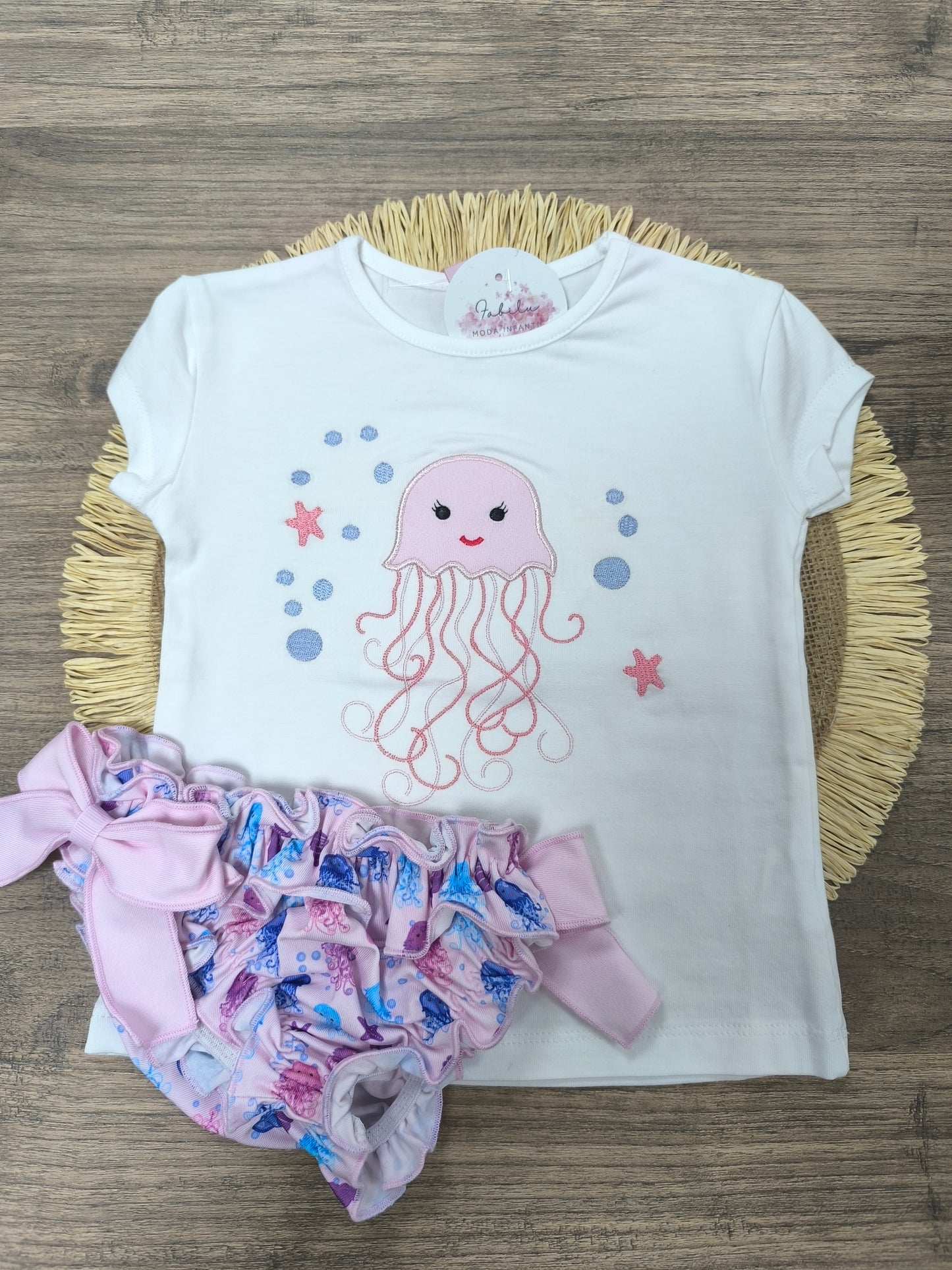 Conjunto de baño para niña con medusas bordadas y culetín rosa con volante