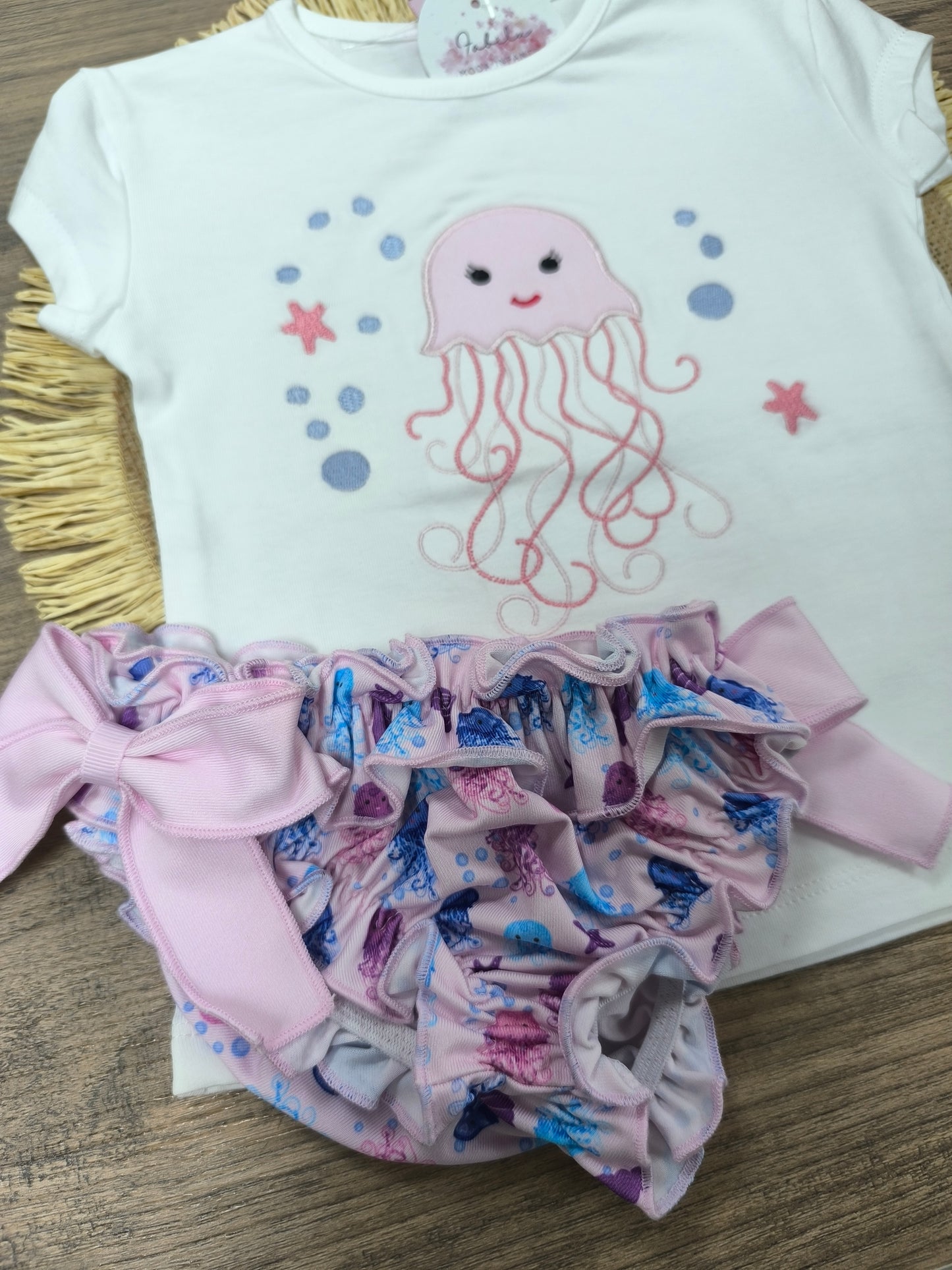 Conjunto de baño para niña con medusas bordadas y culetín rosa con volante