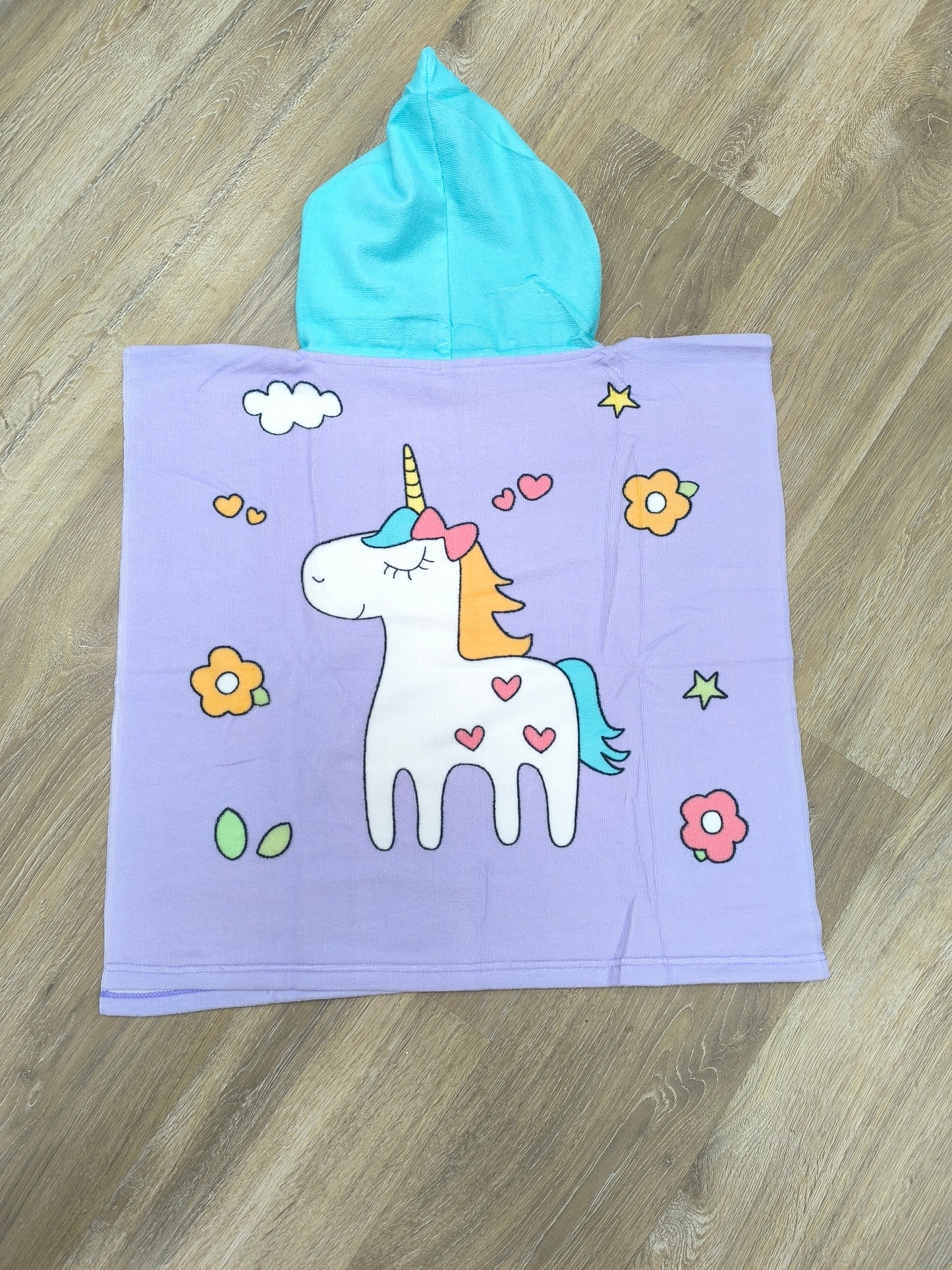 Toalla poncho con gorro para niña – Unicornio morado | Ligera, suave y de secado rápido (60x120 cm)