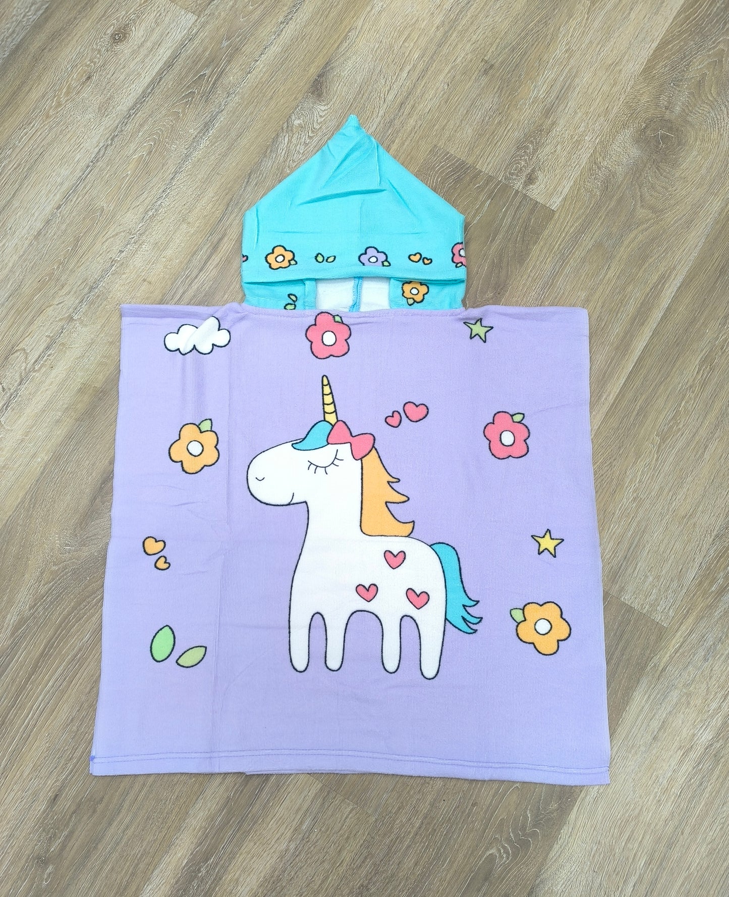 Toalla poncho con gorro para niña – Unicornio morado | Ligera, suave y de secado rápido (60x120 cm)