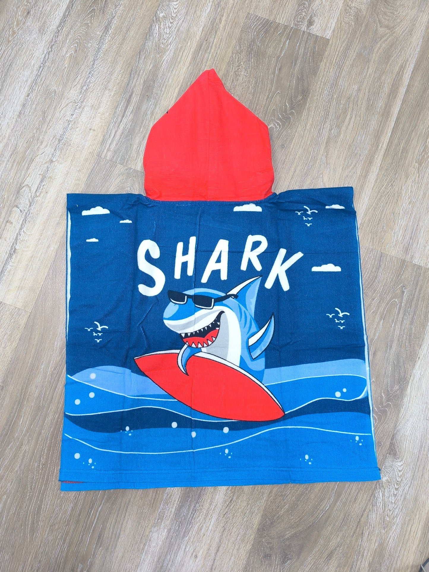 Toalla poncho con gorro para niño – Tiburón surfero azul | Ligera, divertida y de secado rápido (60x120 cm)