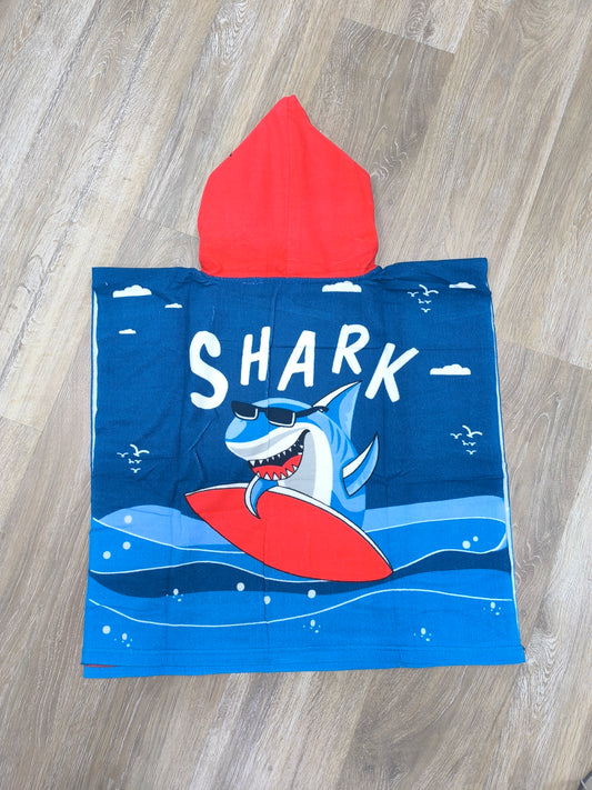 Toalla poncho con gorro para niño – Tiburón surfero azul | Ligera, divertida y de secado rápido (60x120 cm)