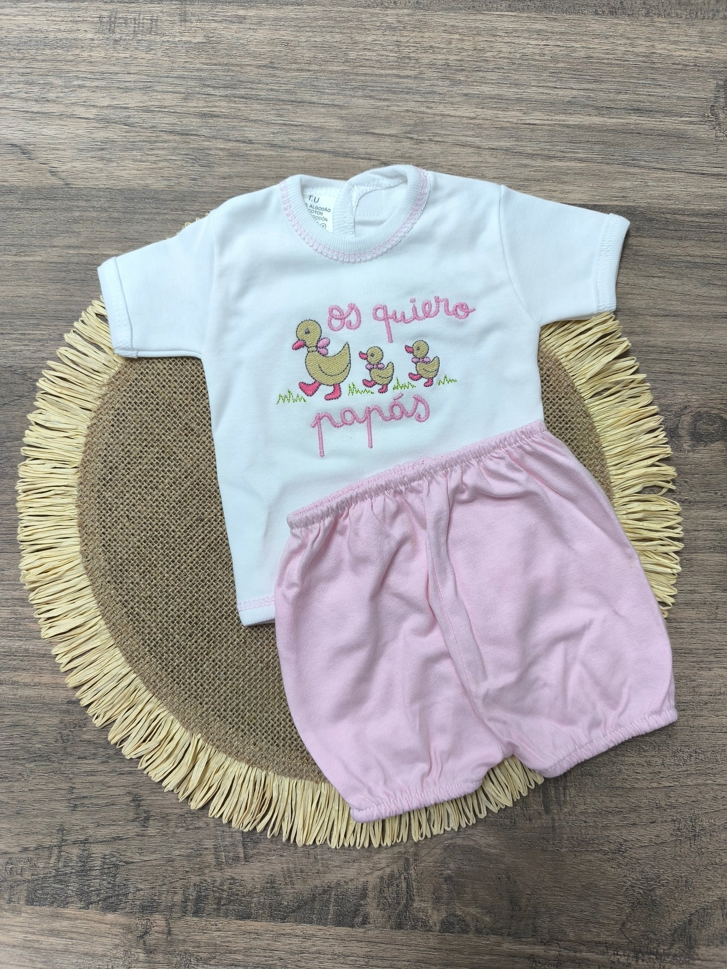 Conjunto primera puesta bebé 2 piezas de algodón – Camiseta bordada “Os quiero papás” y pololo rosa