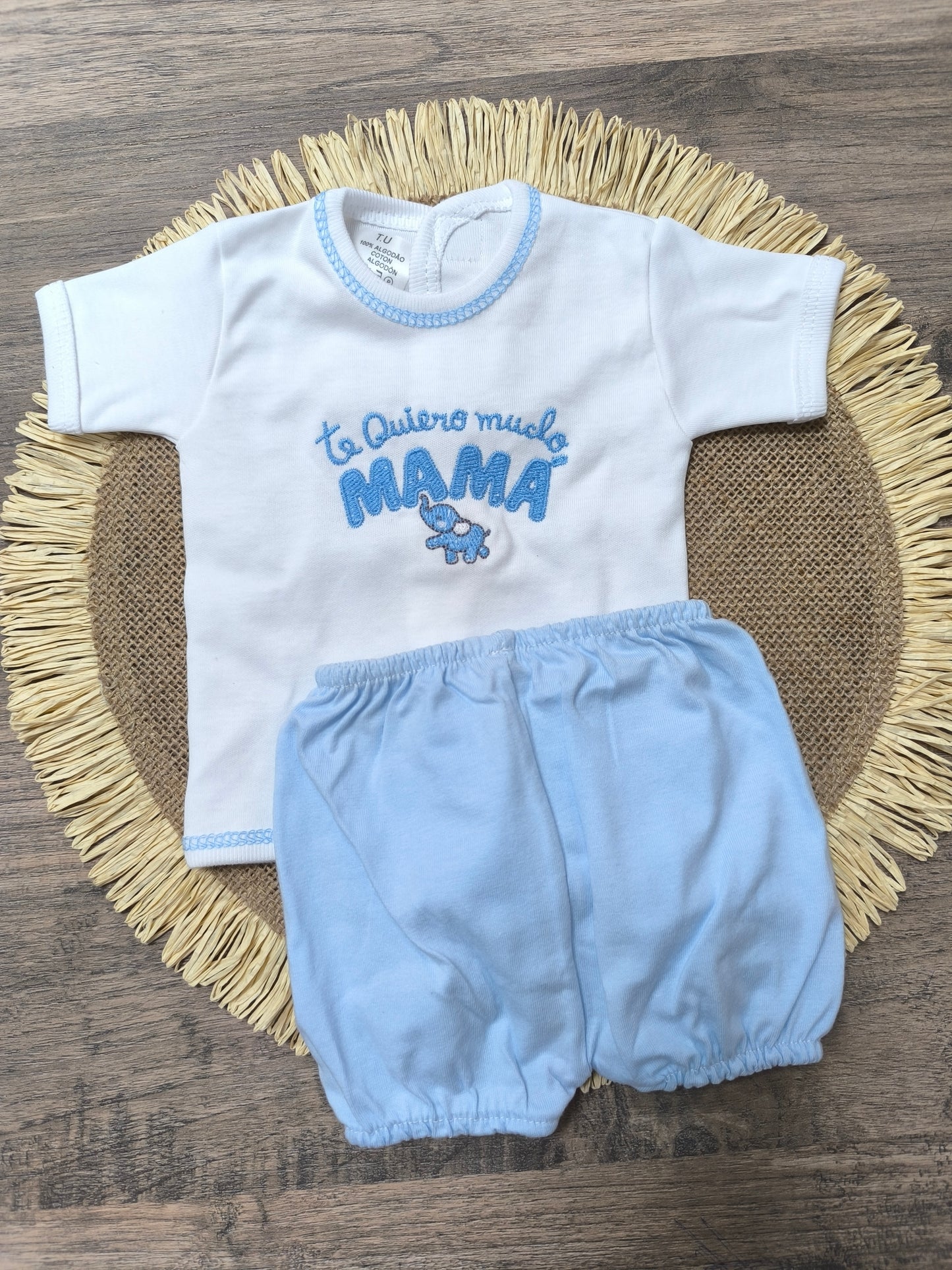 Conjunto primera puesta bebé 2 piezas – Camiseta bordada “Te quiero mucho mamá” y pololo celeste