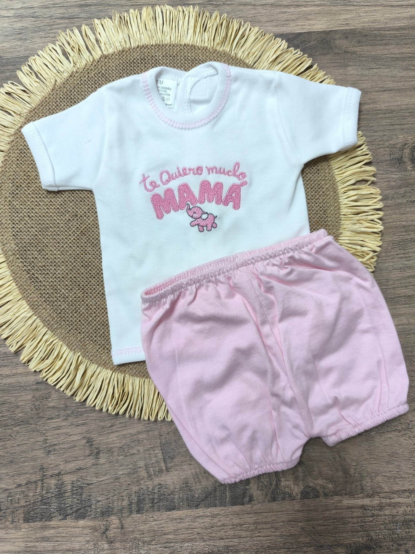 Conjunto primera puesta bebé 2 piezas – Camiseta bordada “Te quiero mucho mamá” y pololo rosa