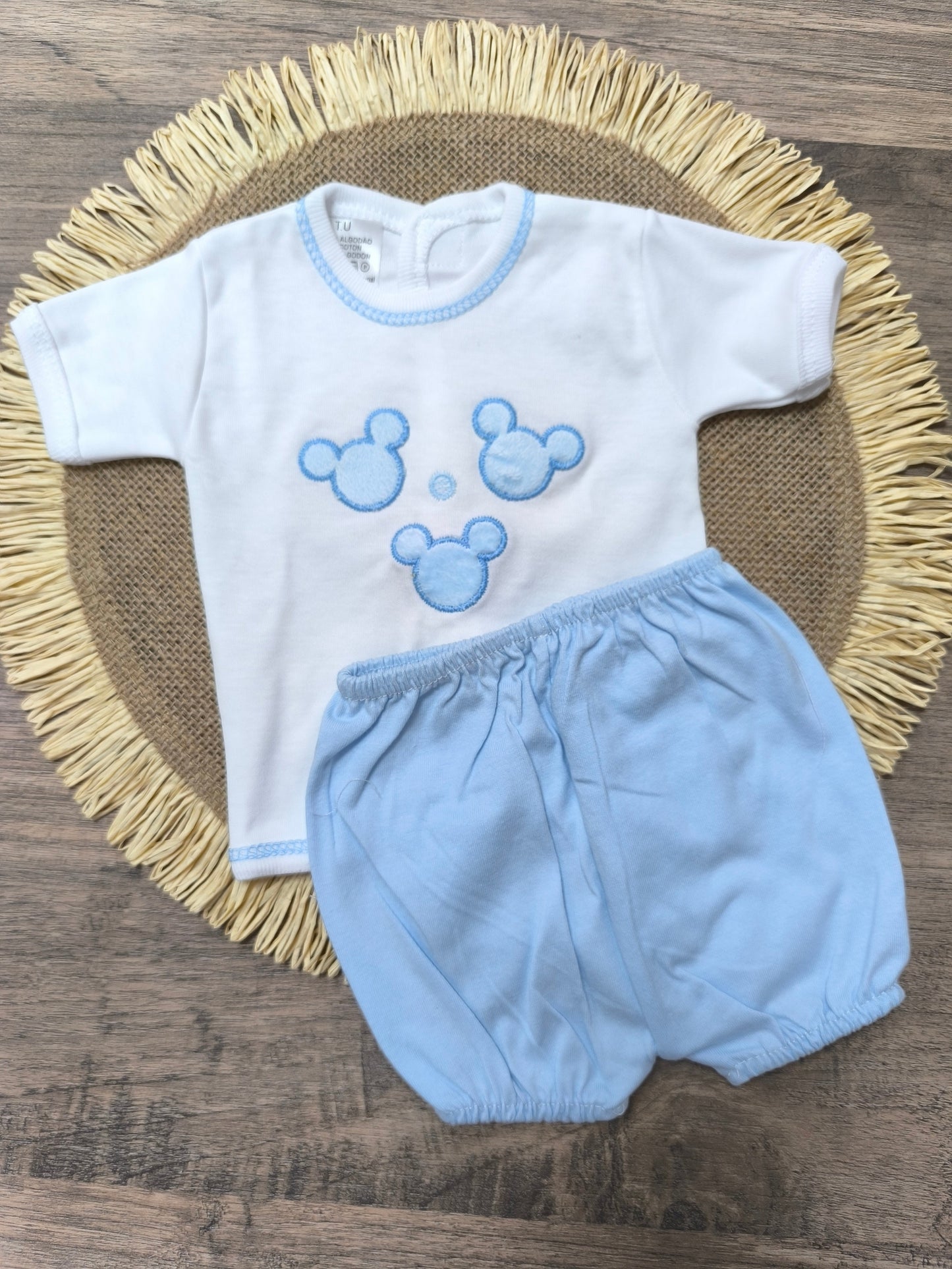 Conjunto primera puesta bebé 2 piezas – Camiseta bordada Mickey y pololo celeste