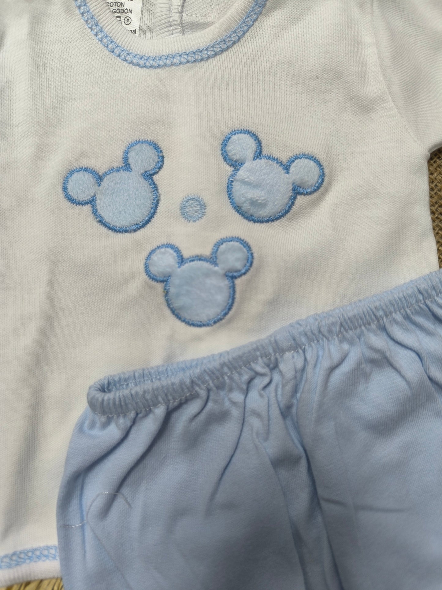 Conjunto primera puesta bebé 2 piezas – Camiseta bordada Mickey y pololo celeste