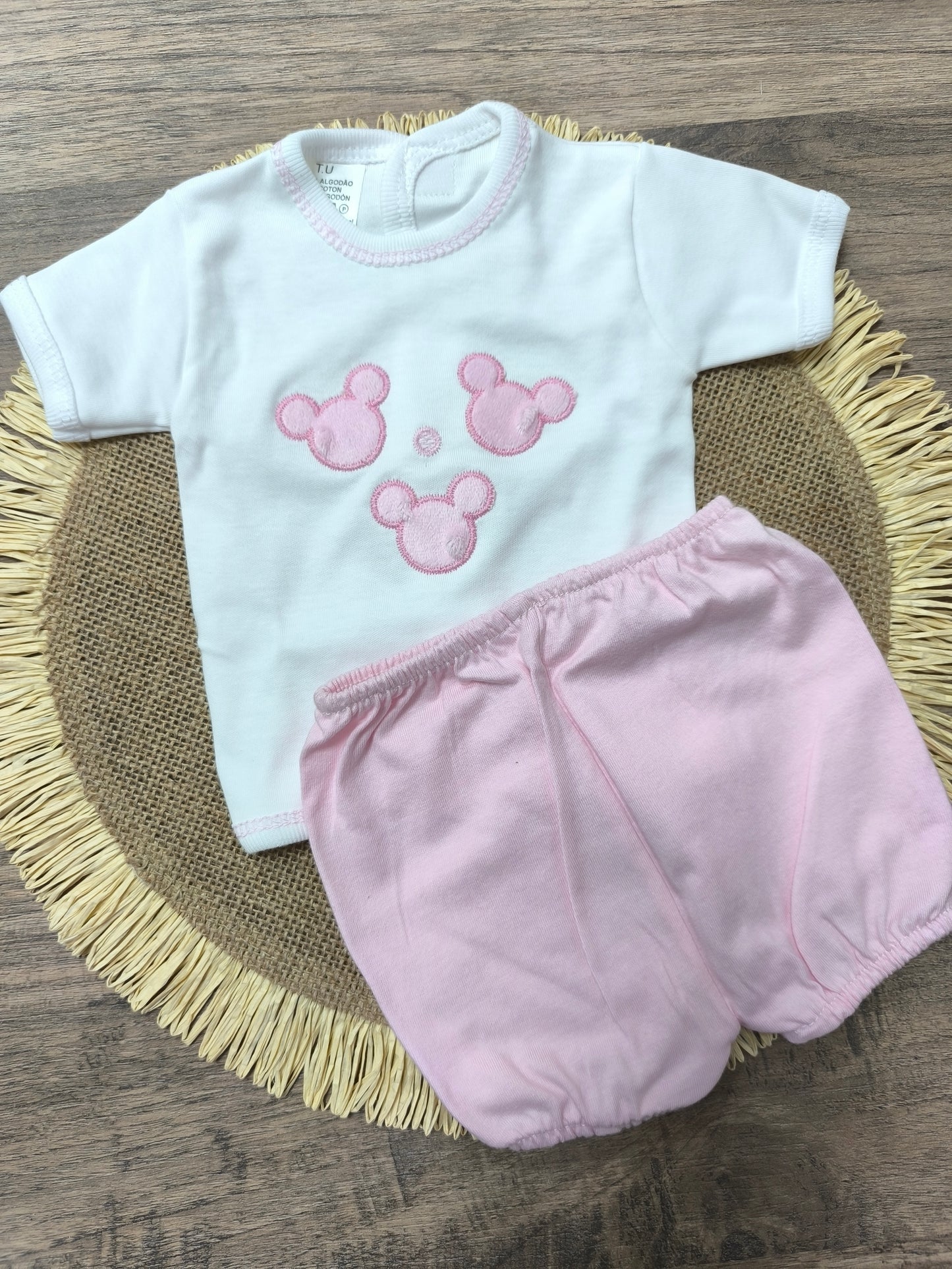 Conjunto primera puesta bebé 2 piezas – Camiseta Mickey bordada y pololo rosa