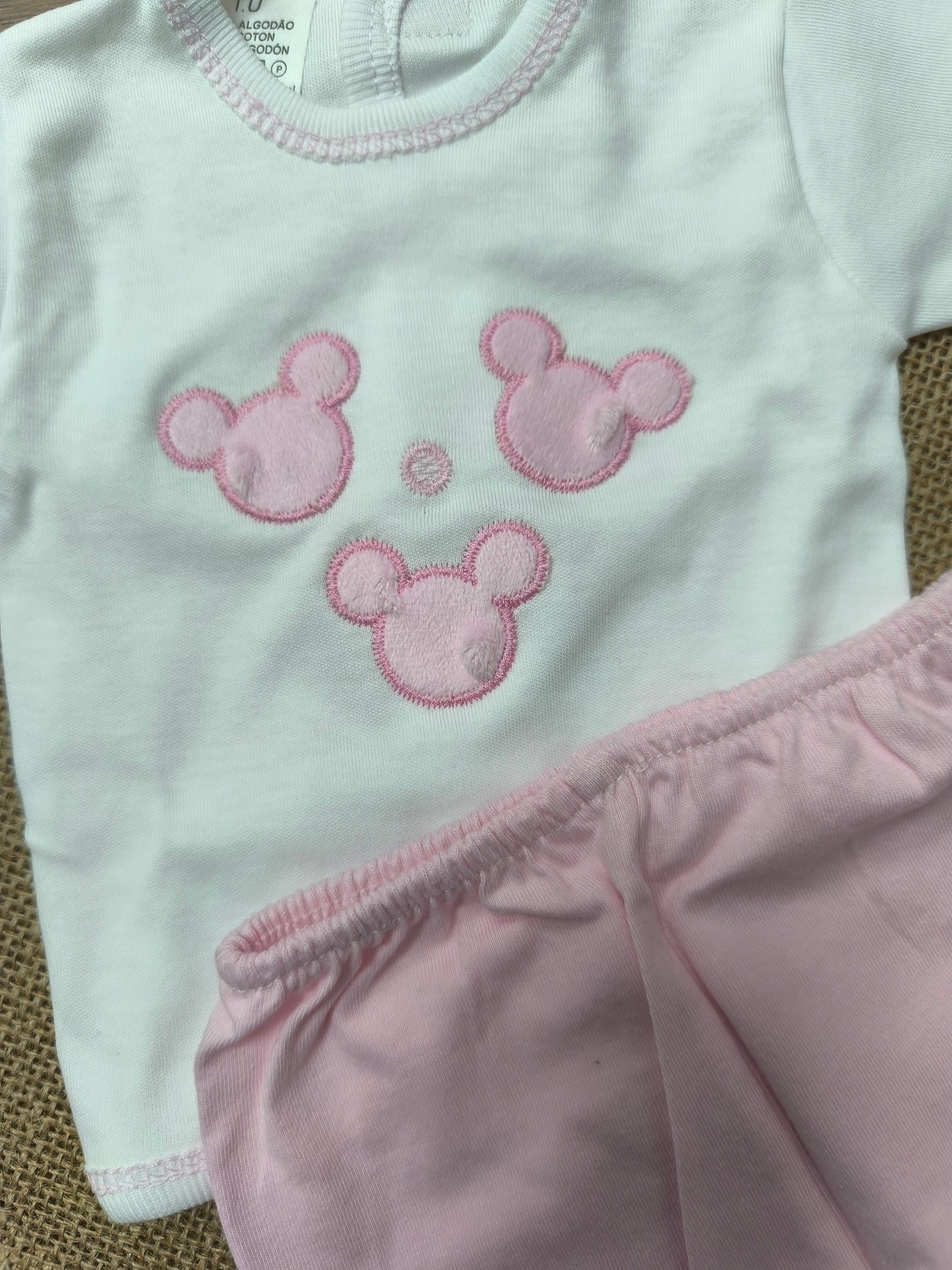 Conjunto primera puesta bebé 2 piezas – Camiseta Mickey bordada y pololo rosa