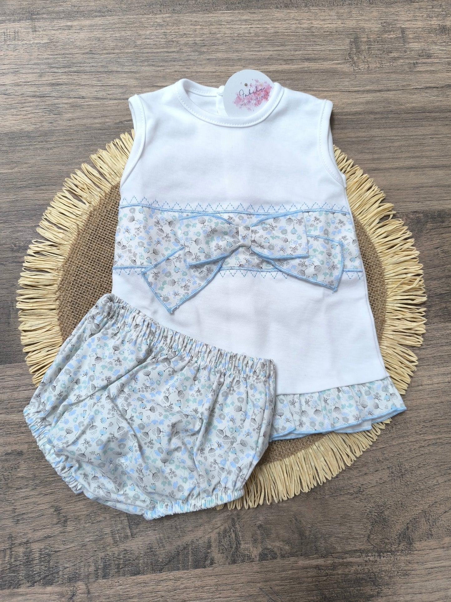 Conjunto de primera puesta para bebé niña en algodón celeste con estampado floral