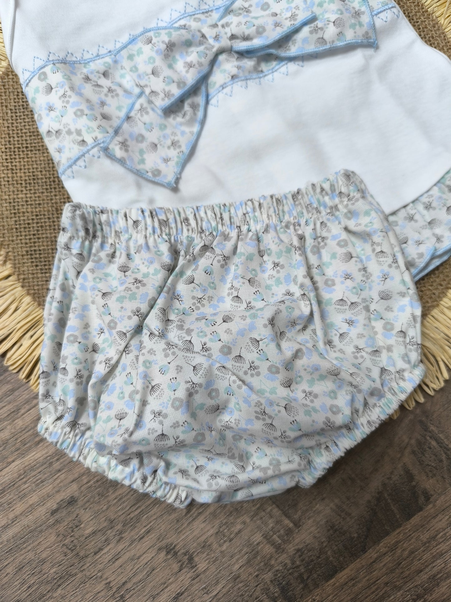 Conjunto de primera puesta para bebé niña en algodón celeste con estampado floral