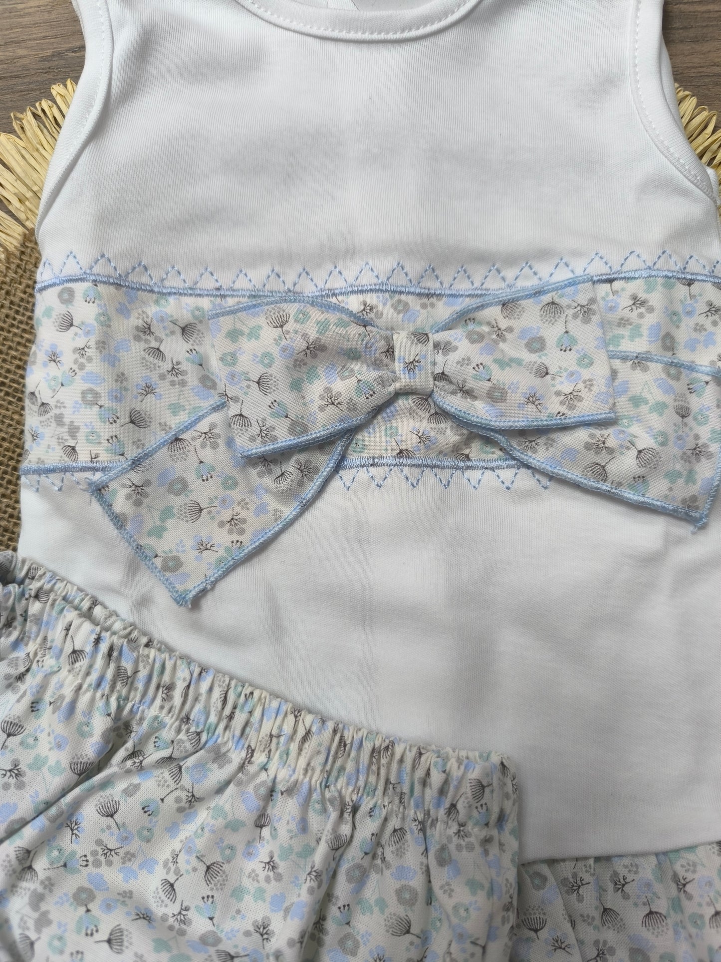 Conjunto de primera puesta para bebé niña en algodón celeste con estampado floral