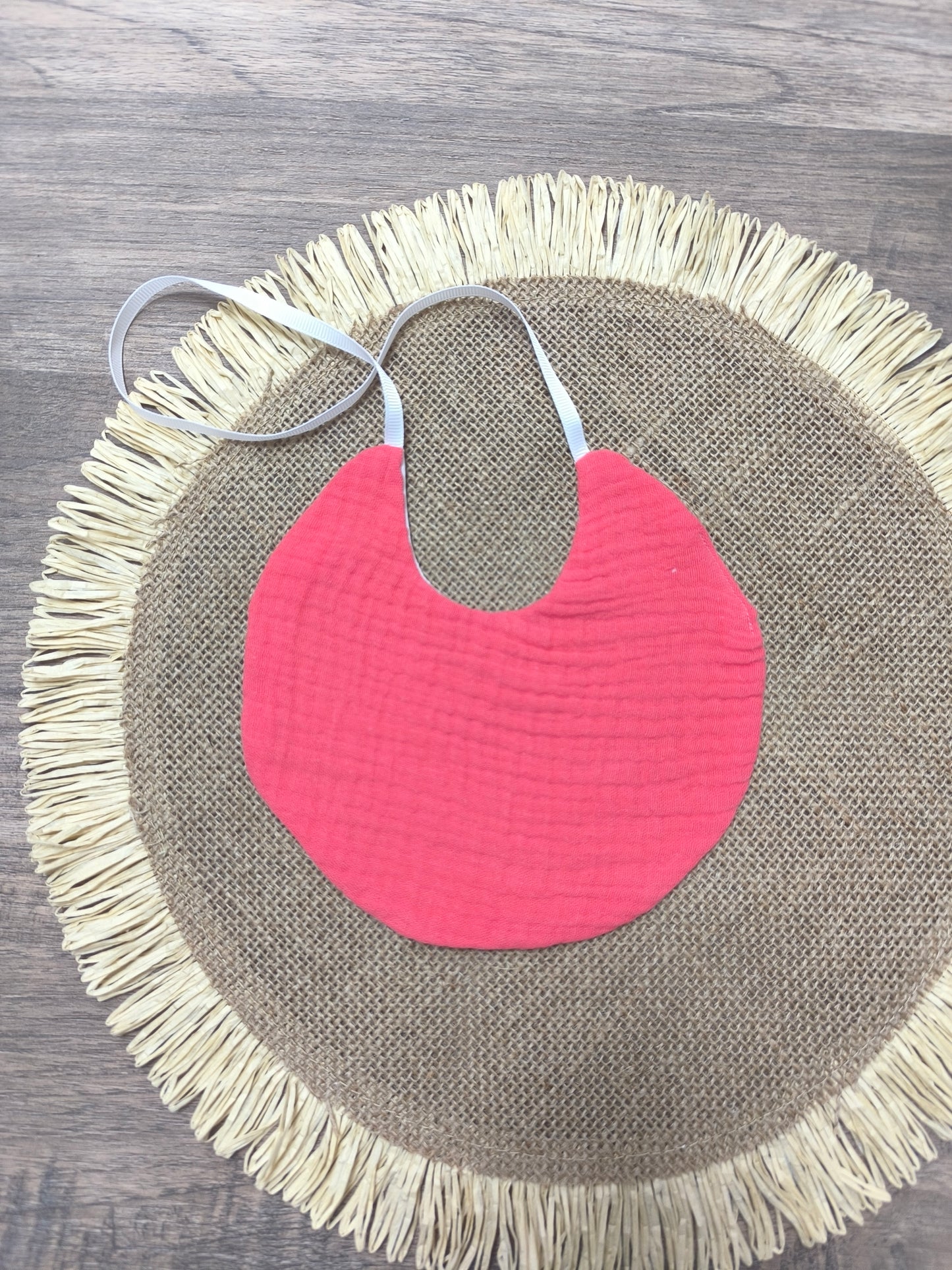 Babero de doble gasa color coral – suave, ligero y hecho a mano