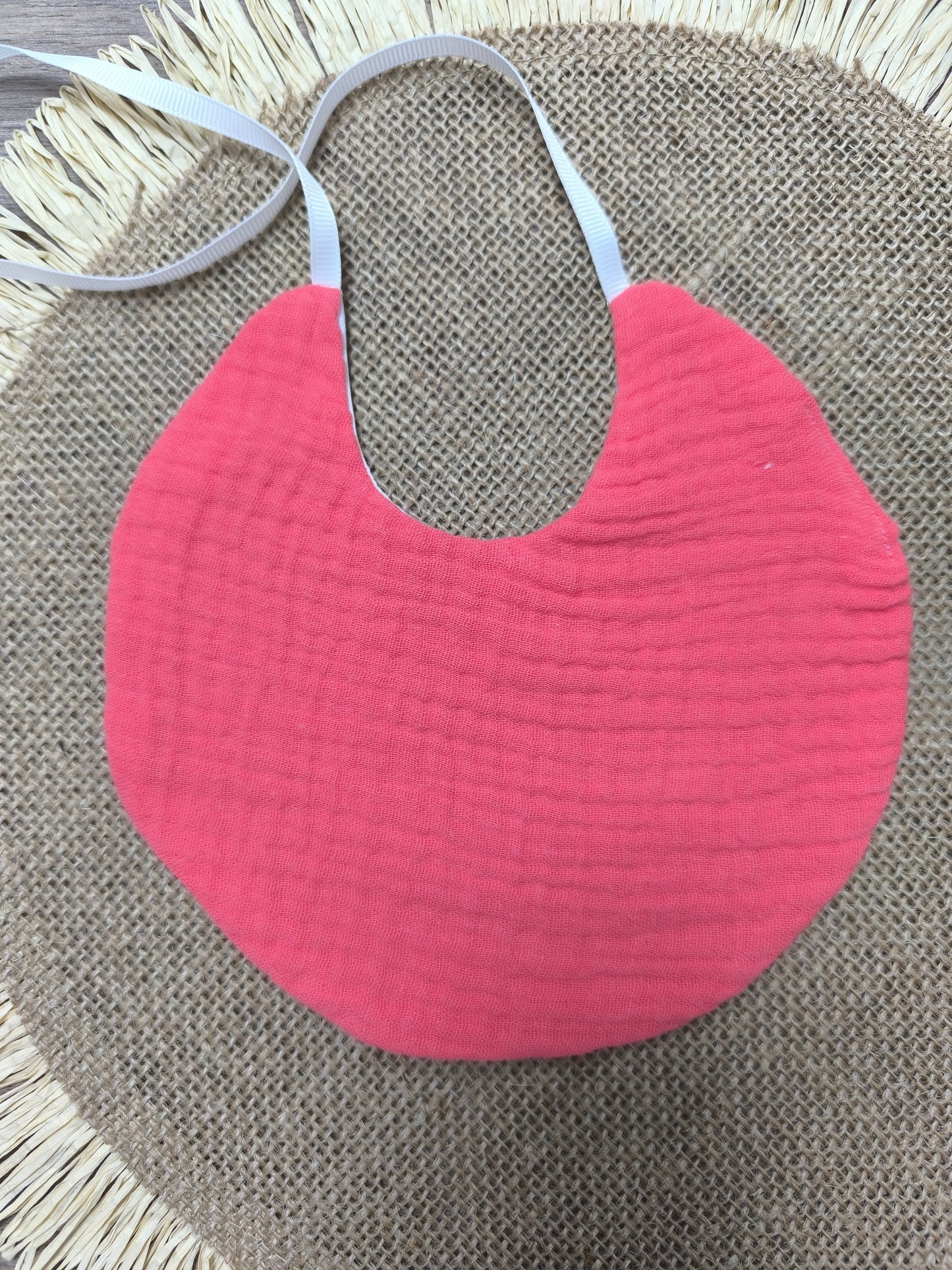 Babero de doble gasa color coral – suave, ligero y hecho a mano