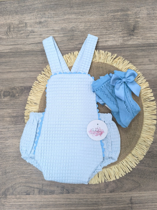 Ranita de bebé unisex en color celeste de tejido waffle con tirantes y puntilla