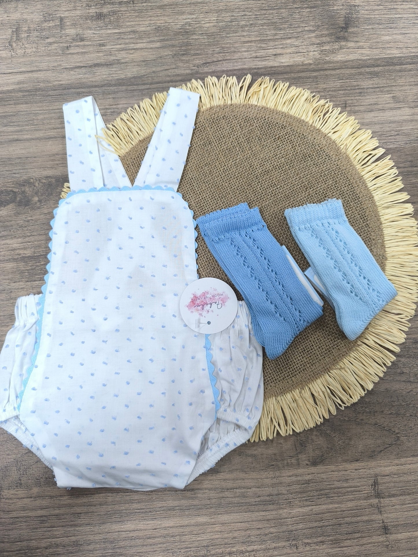 Ranita de bebé unisex en plumeti blanco con puntitos celestes y puntilla