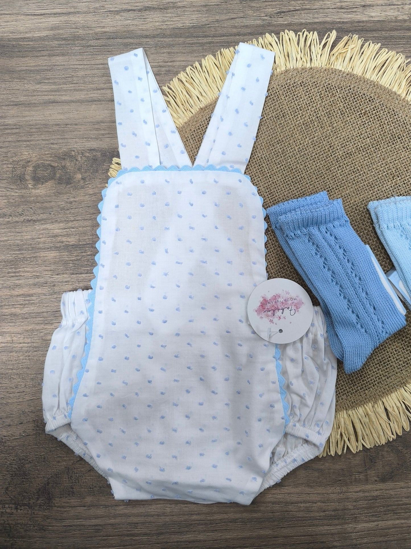 Ranita de bebé unisex en plumeti blanco con puntitos celestes y puntilla