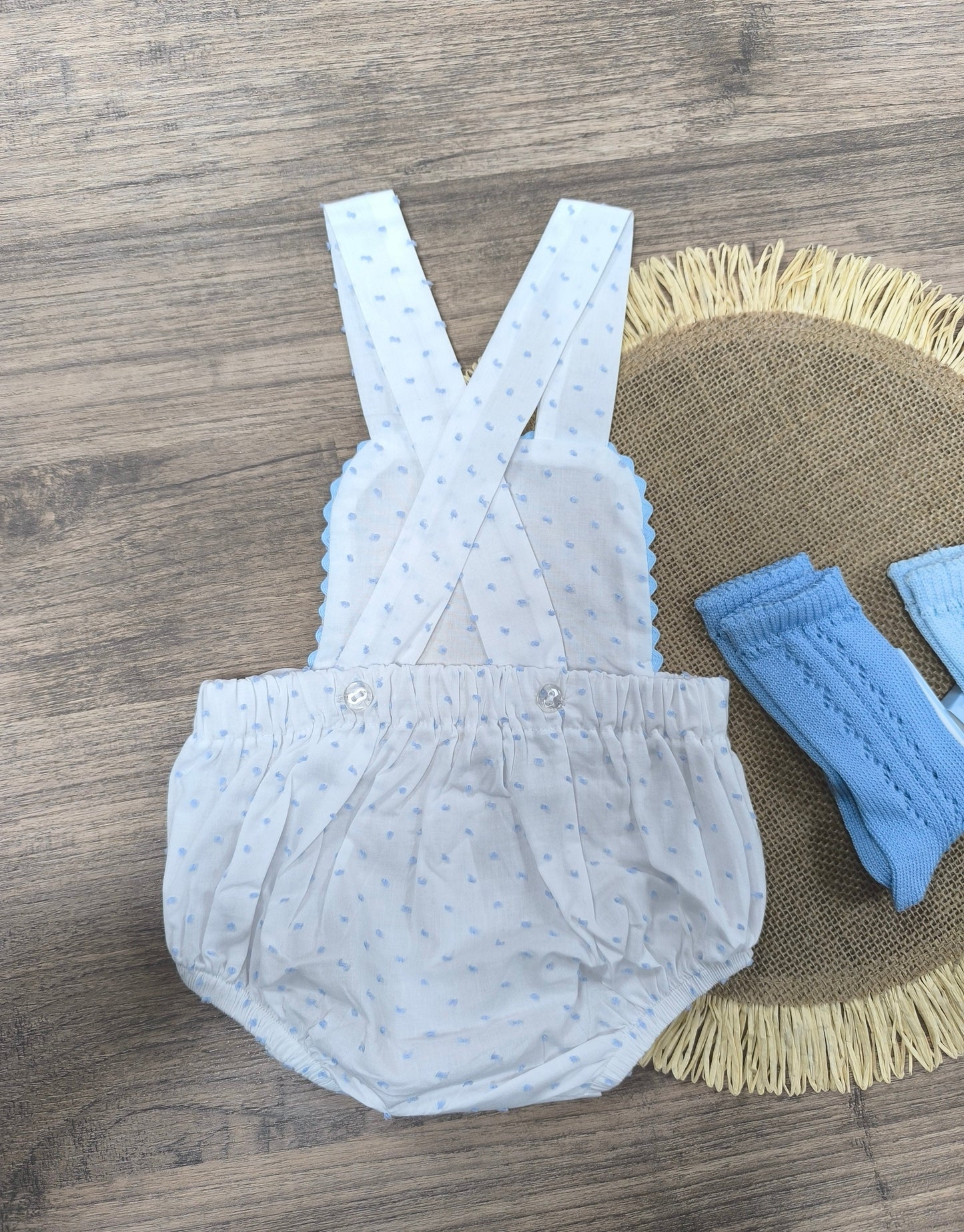 Ranita de bebé unisex en plumeti blanco con puntitos celestes y puntilla