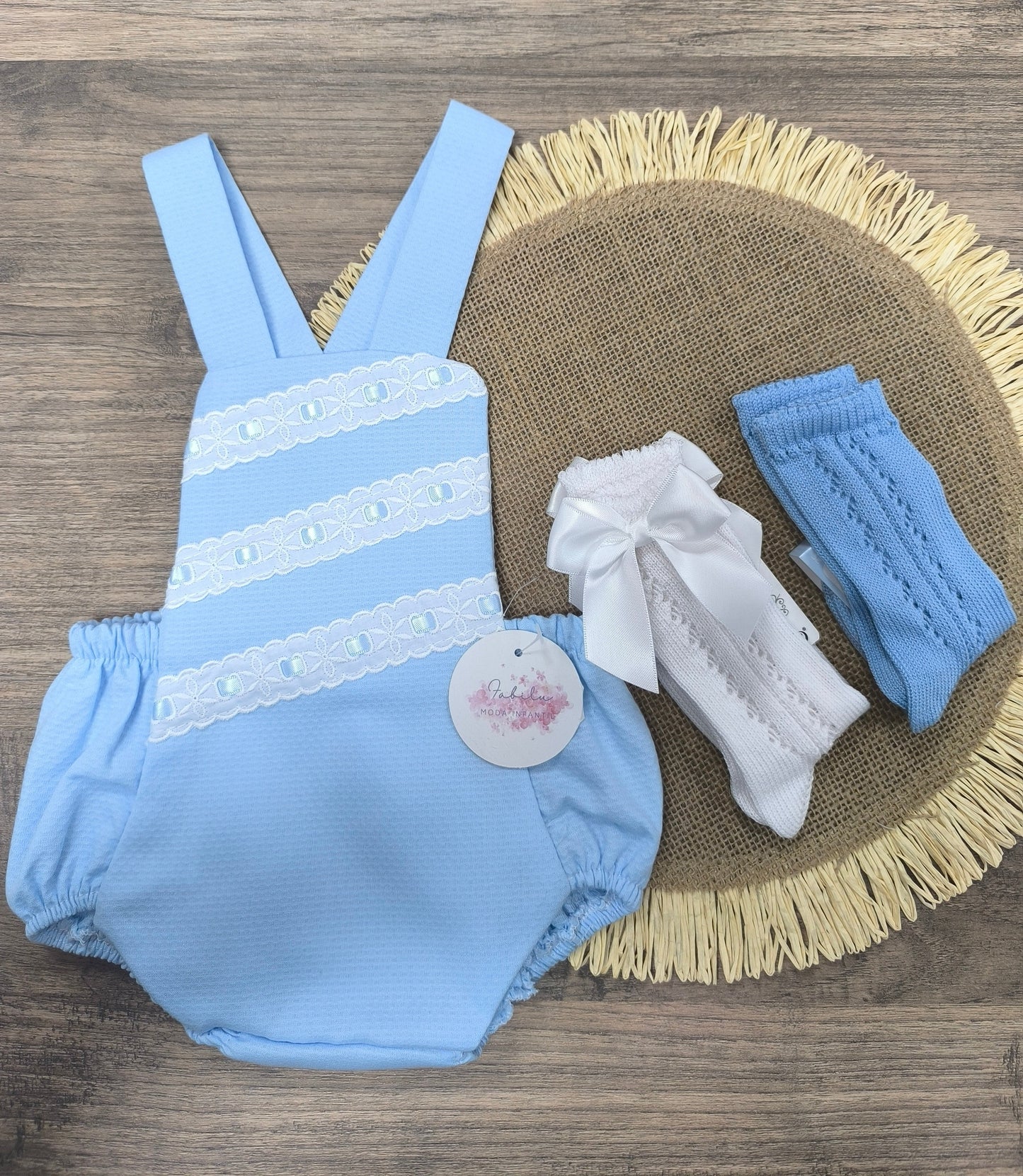 Ranita de bebé unisex en color celeste de piqué con tirantes