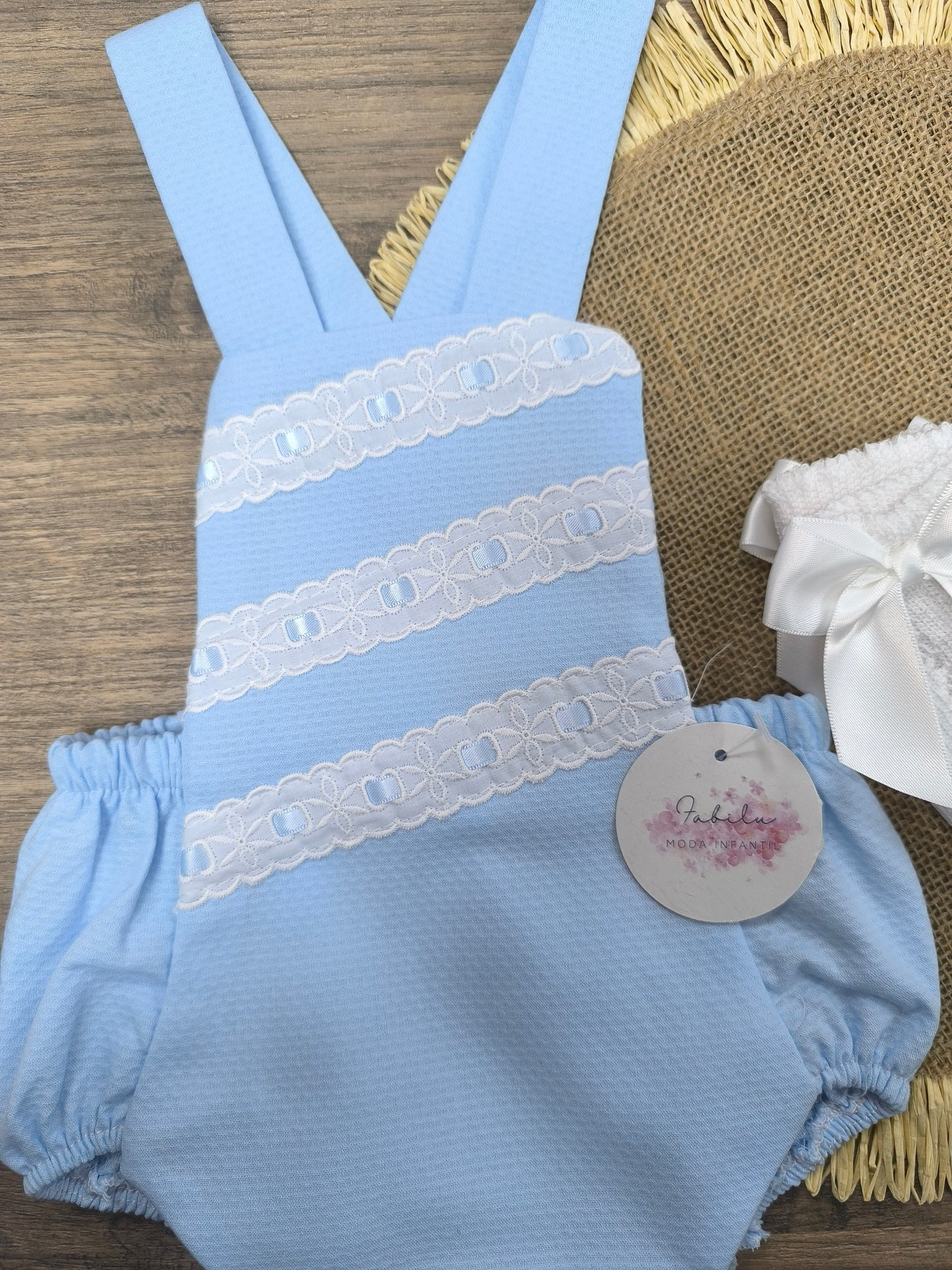 Ranita de bebé unisex en color celeste de piqué con tirantes