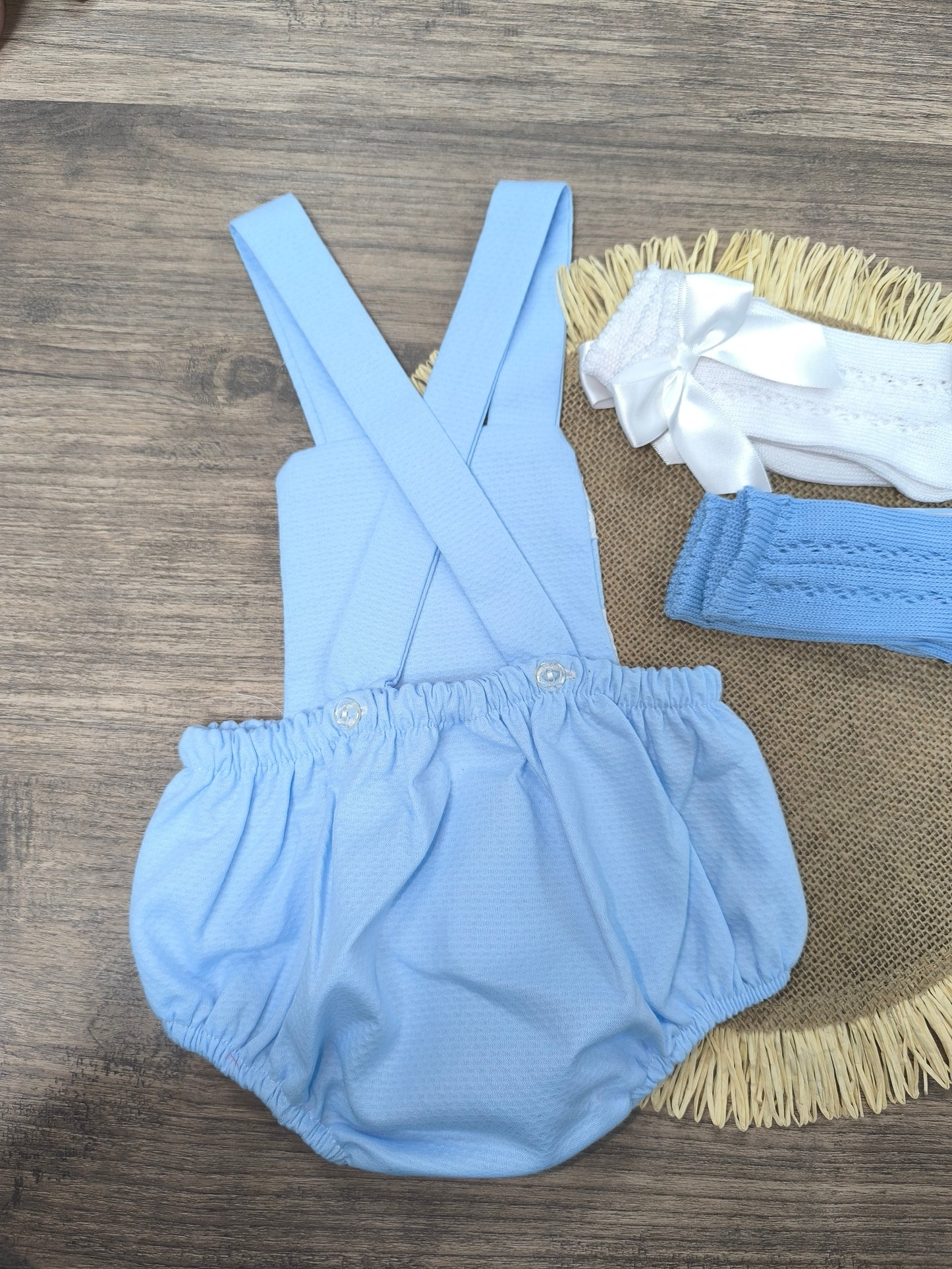 Ranita de bebé unisex en color celeste de piqué con tirantes