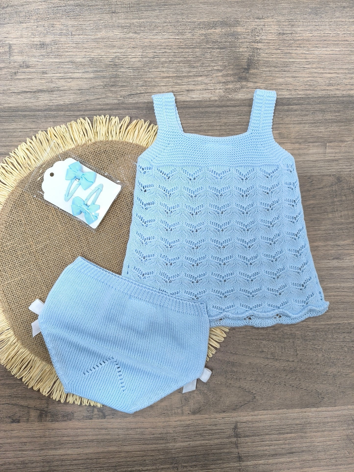 Conjunto de Primera Puesta Mac Ilusión Celeste | Conjunto de Hilo para Bebé con Calados y Lazos Blancos