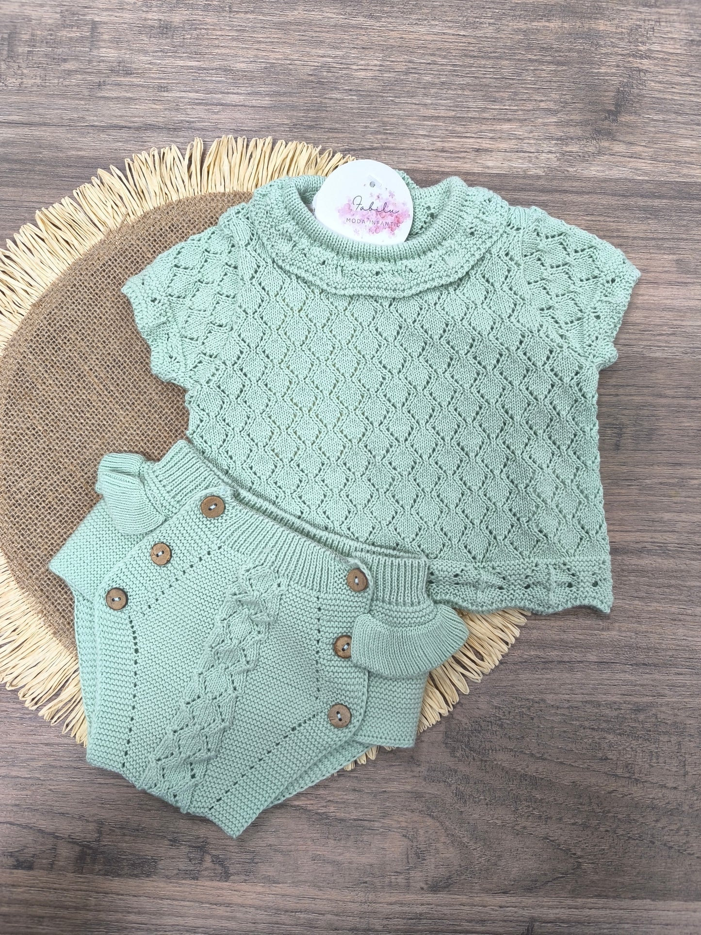 Conjunto de Hilo en Verde Bruma | Conjunto de Bebé de Dos Piezas con Calado y Volantes
