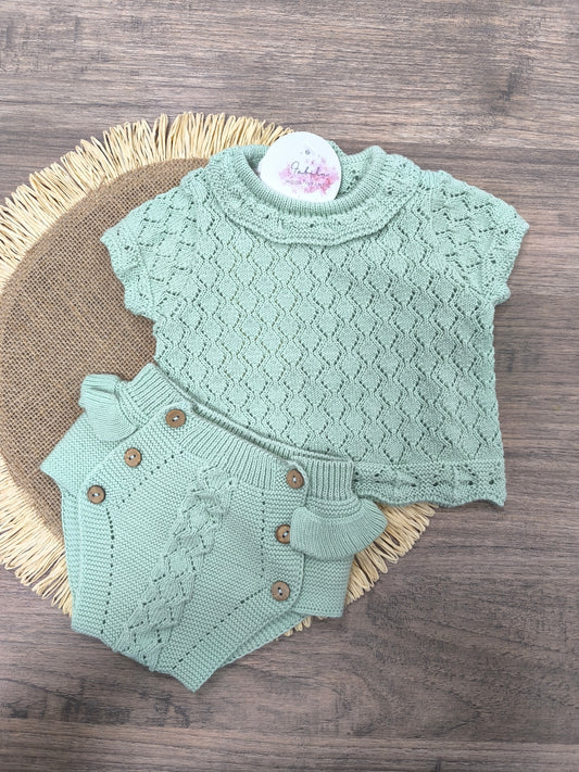 Conjunto de Hilo en Verde Bruma | Conjunto de Bebé de Dos Piezas con Calado y Volantes