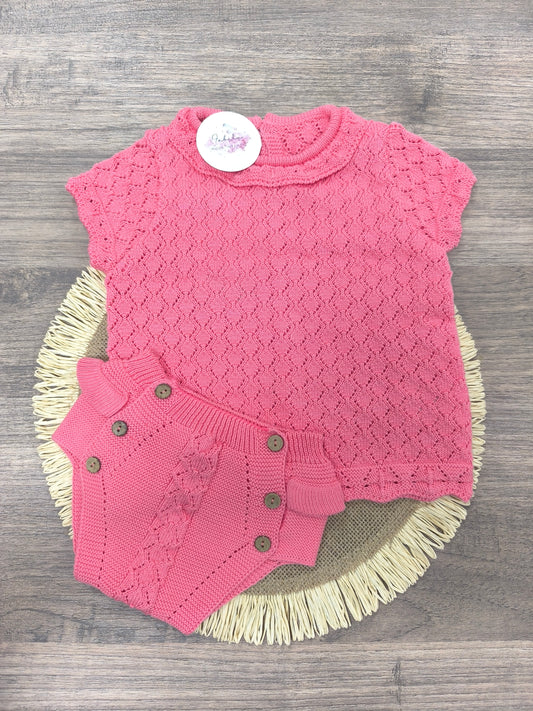 Conjunto de Primera Puesta Color Sandía de Hilo | Conjunto de Bebé de Dos Piezas con Calado y Volantes