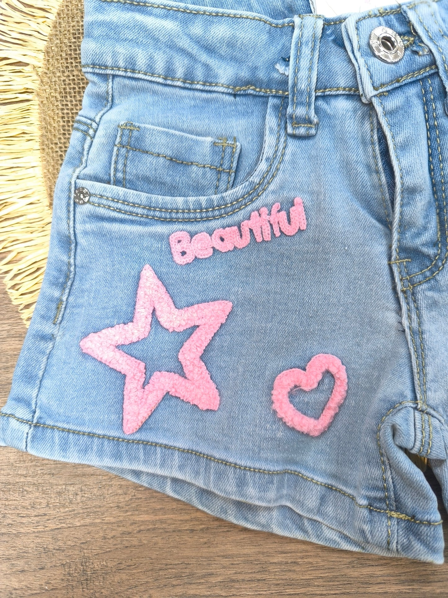 Pantalón Vaquero Corto para Niña con Bordados en Rosa | Short Denim con Letras y Dibujos
