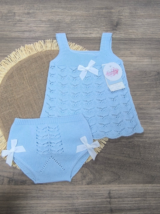 Conjunto de Primera Puesta Mac Ilusión Celeste | Conjunto de Hilo para Bebé con Calados y Lazos Blancos