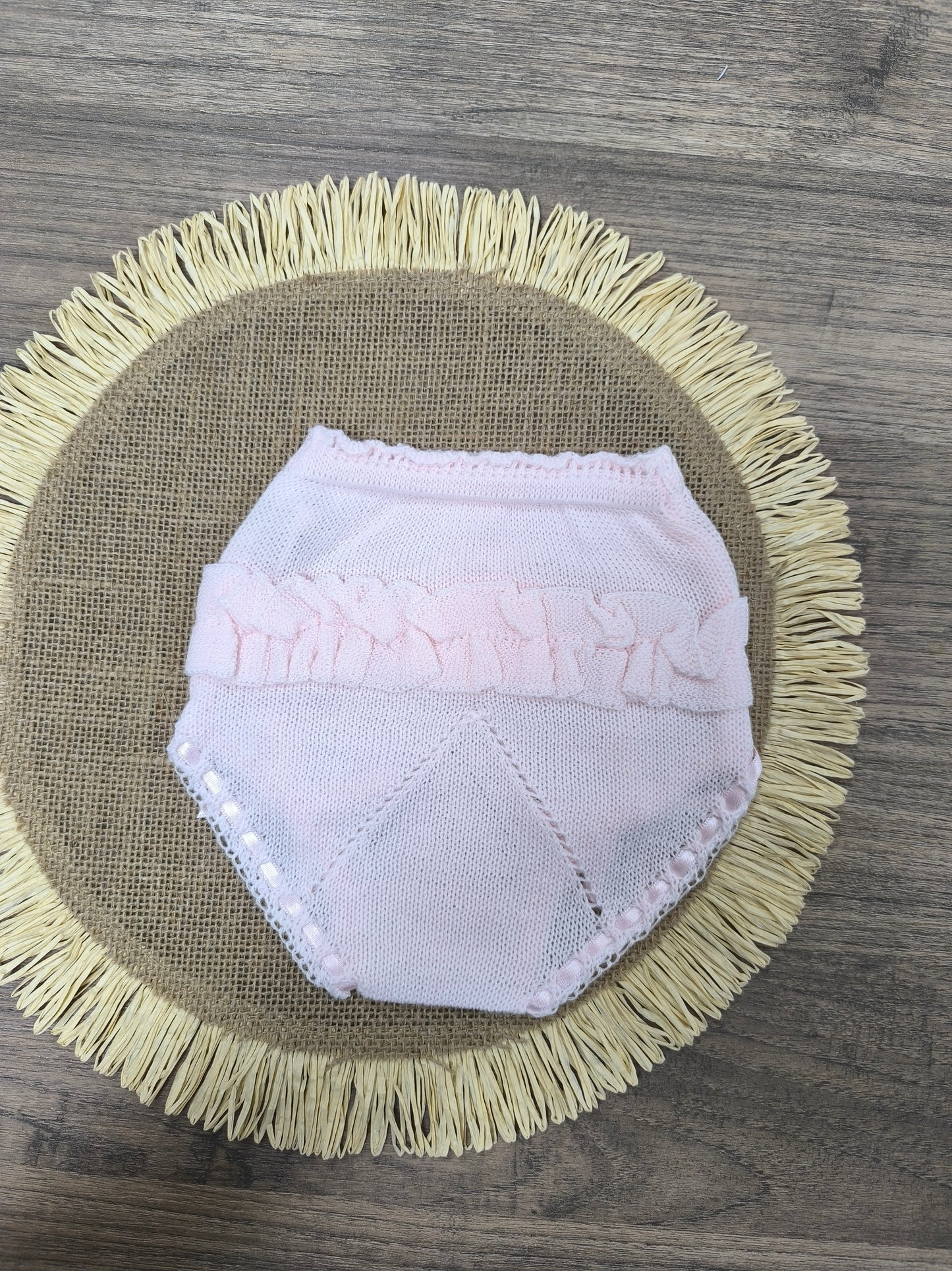Braga de Hilo Calada Rosa para Bebé con Volante | Braga de Primera Puesta Elegante y Delicada