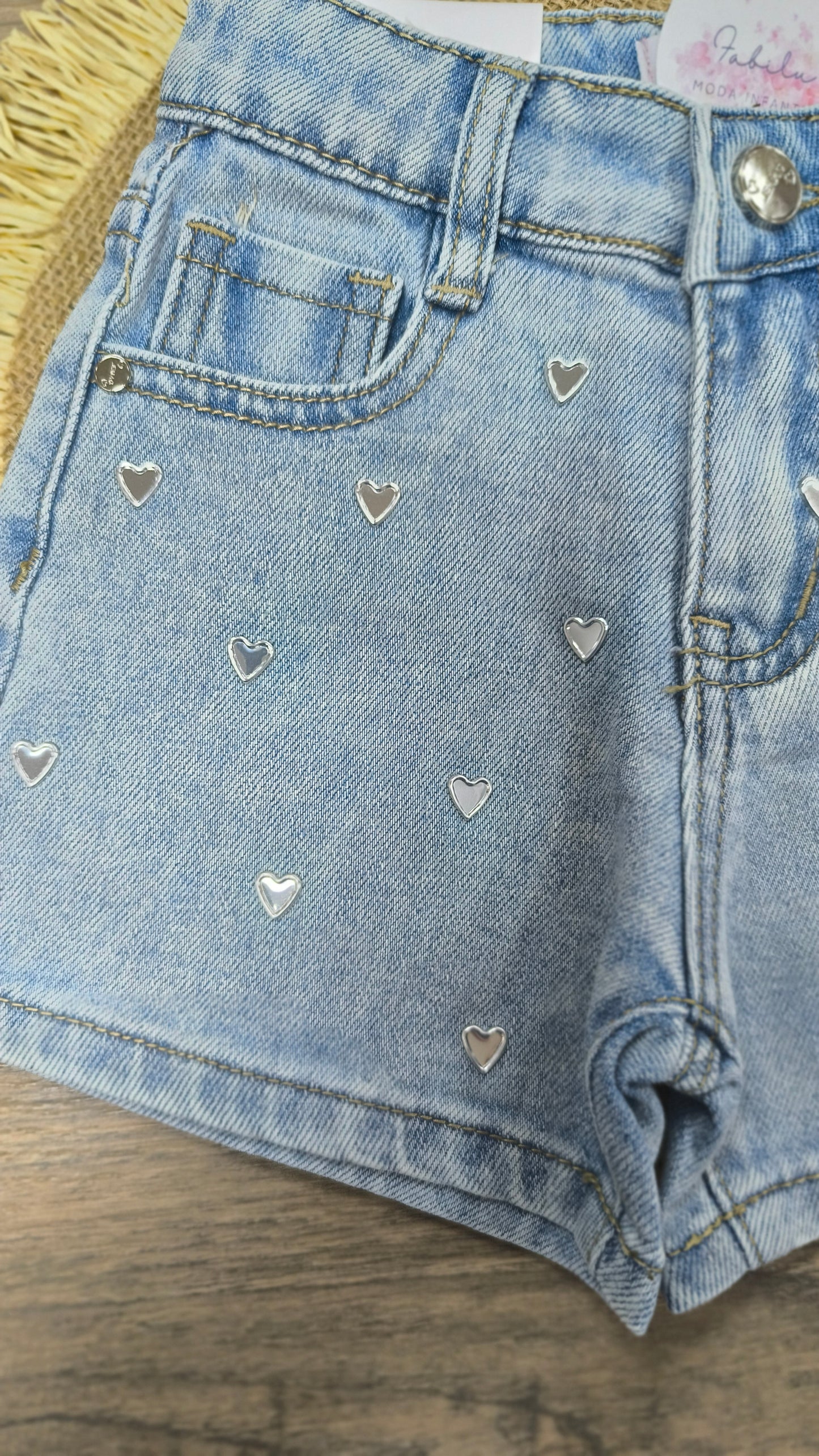 Pantalón Vaquero Corto para Niña con Tachuelas en Forma de Corazón | Short Denim Estilo Moderno