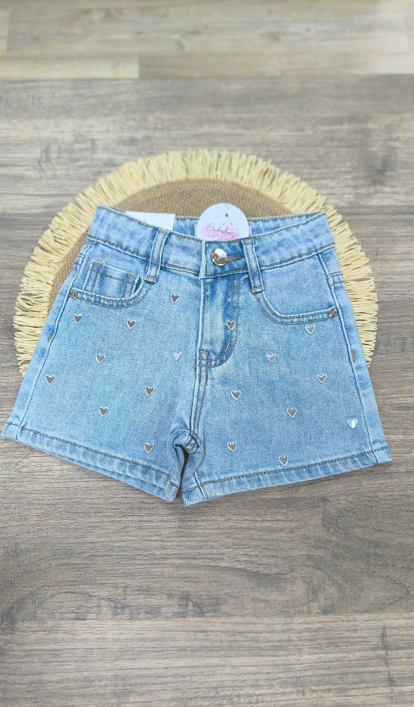 Pantalón Vaquero Corto para Niña con Tachuelas en Forma de Corazón | Short Denim Estilo Moderno