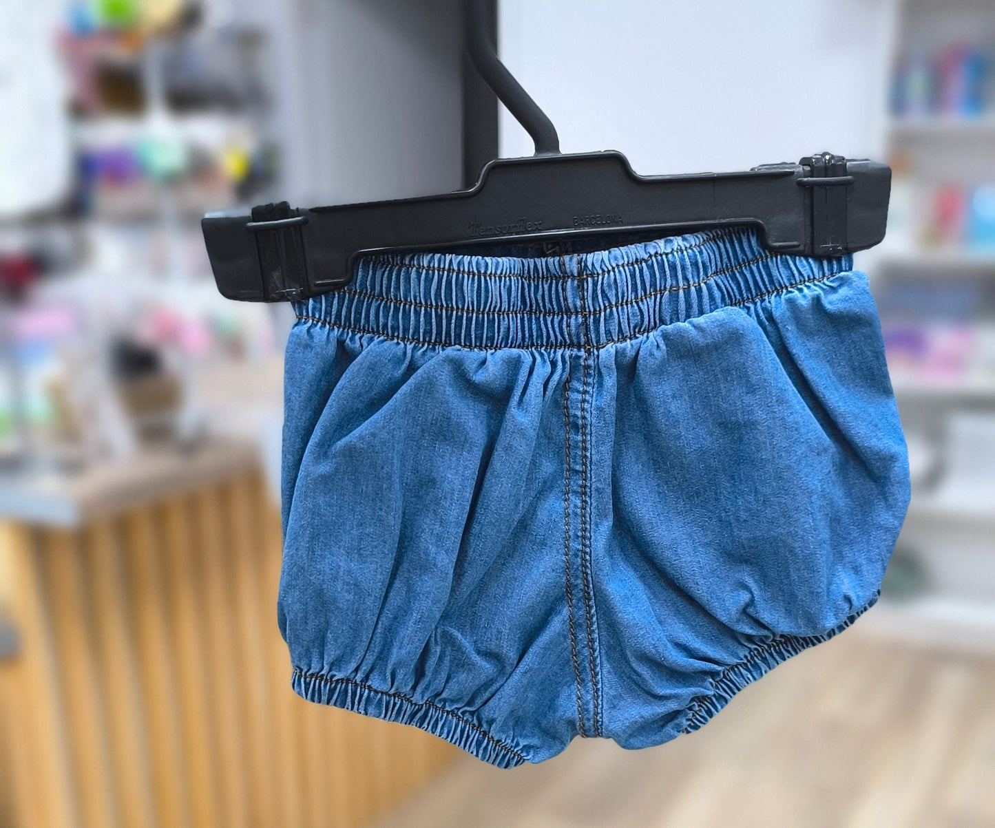 Ranita de bebé en tejido vaquero claro unisex con elástico suave y botones decorativos