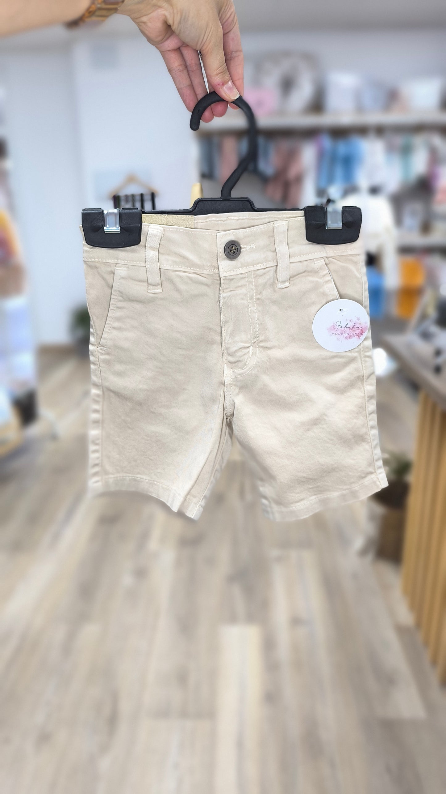 Pantalón corto de sarga color Beige con bolsillos – básico elegante y combinable para el día a día
