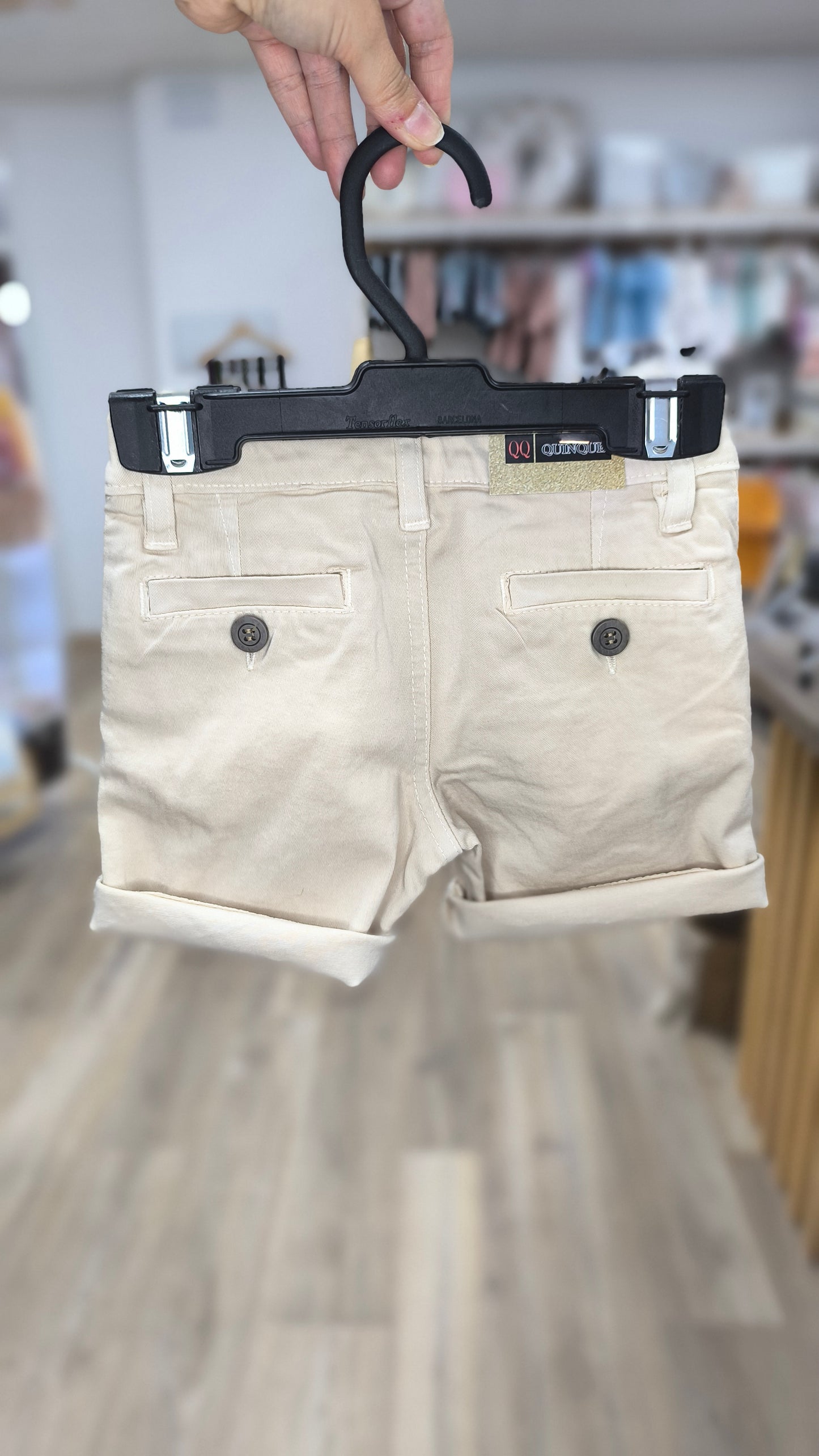 Pantalón corto de sarga color Beige con bolsillos – básico elegante y combinable para el día a día