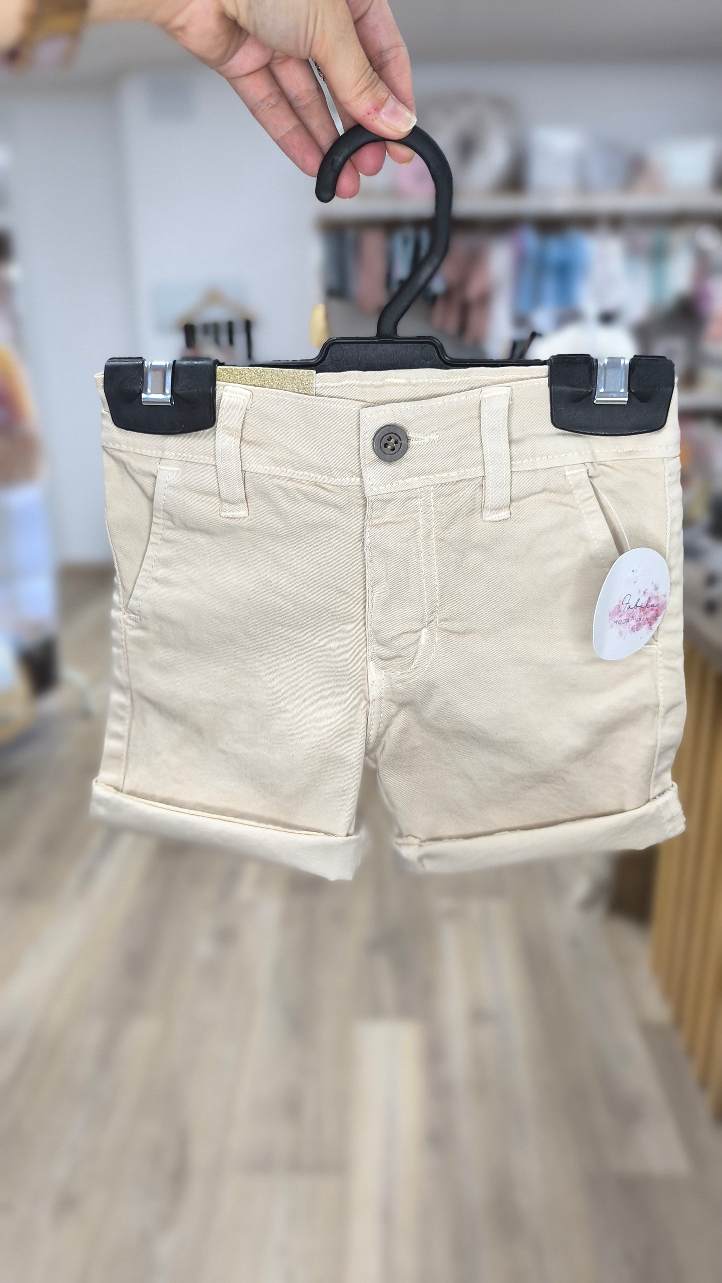 Pantalón corto de sarga color Beige con bolsillos – básico elegante y combinable para el día a día