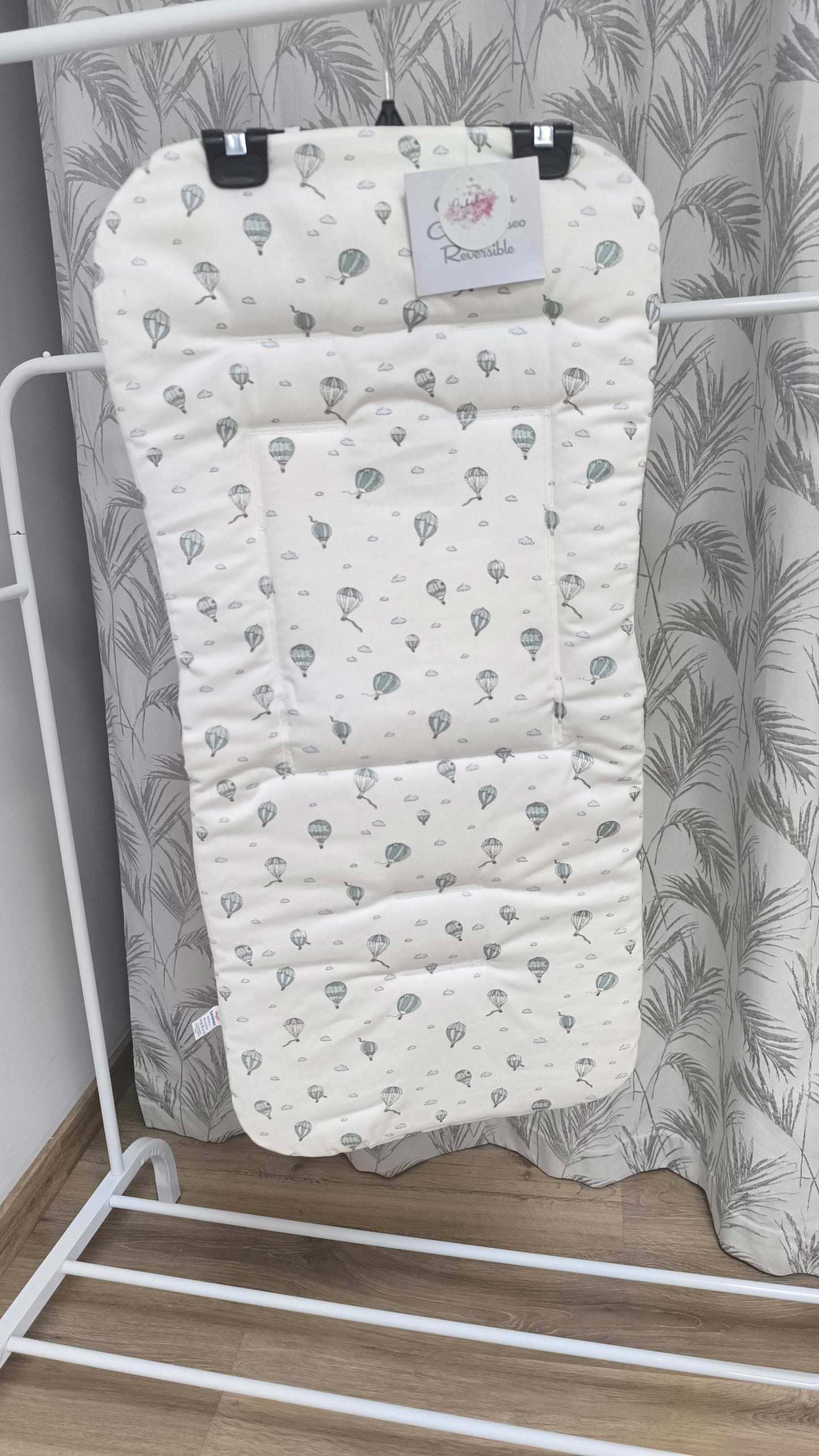 Pack Colchoneta Reversible  para Silla Ligera + Bolso Panera Denenes -  Modelo Globos Verde
