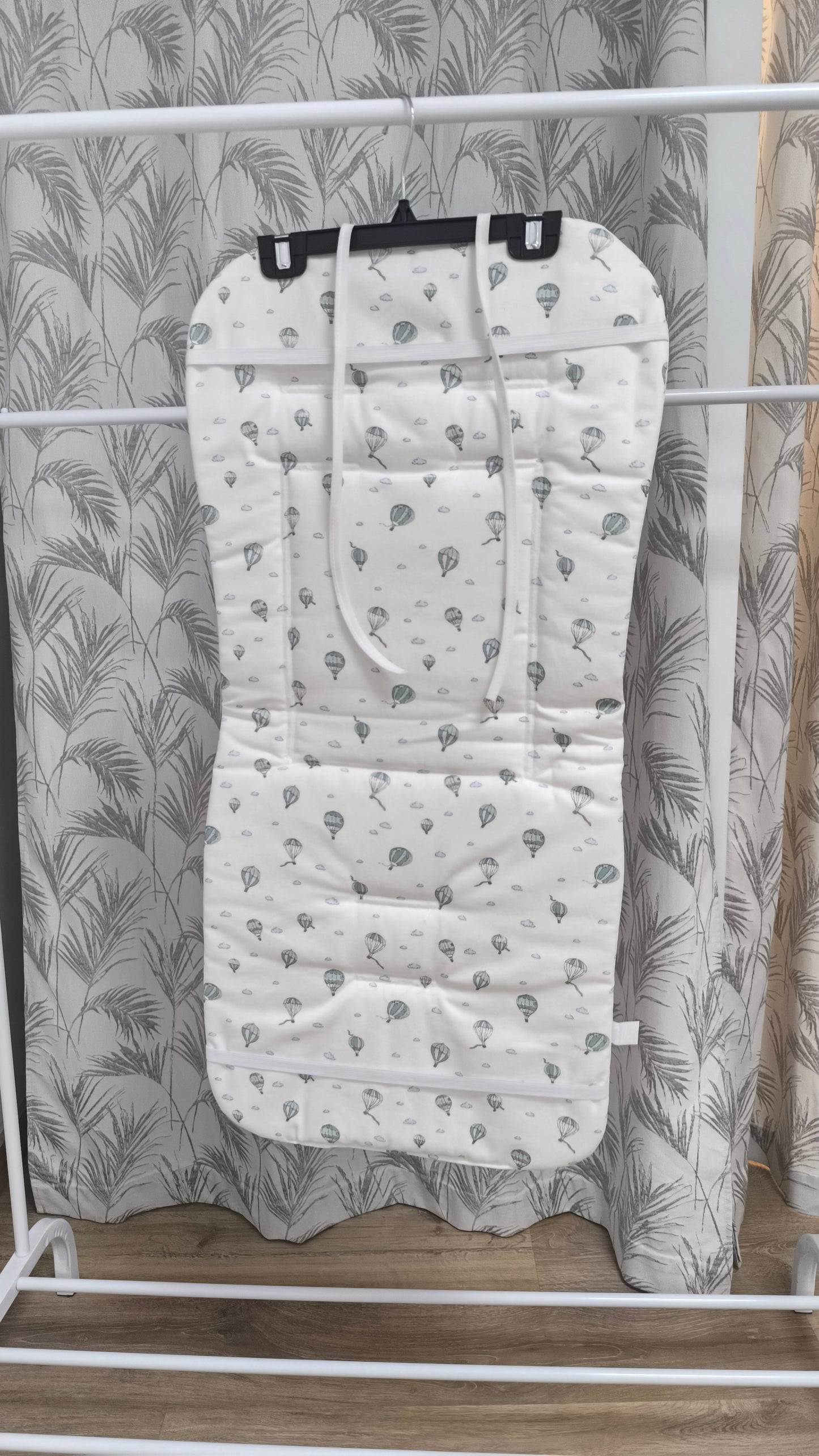 Pack Colchoneta Reversible  para Silla Ligera + Bolso Panera Denenes -  Modelo Globos Verde