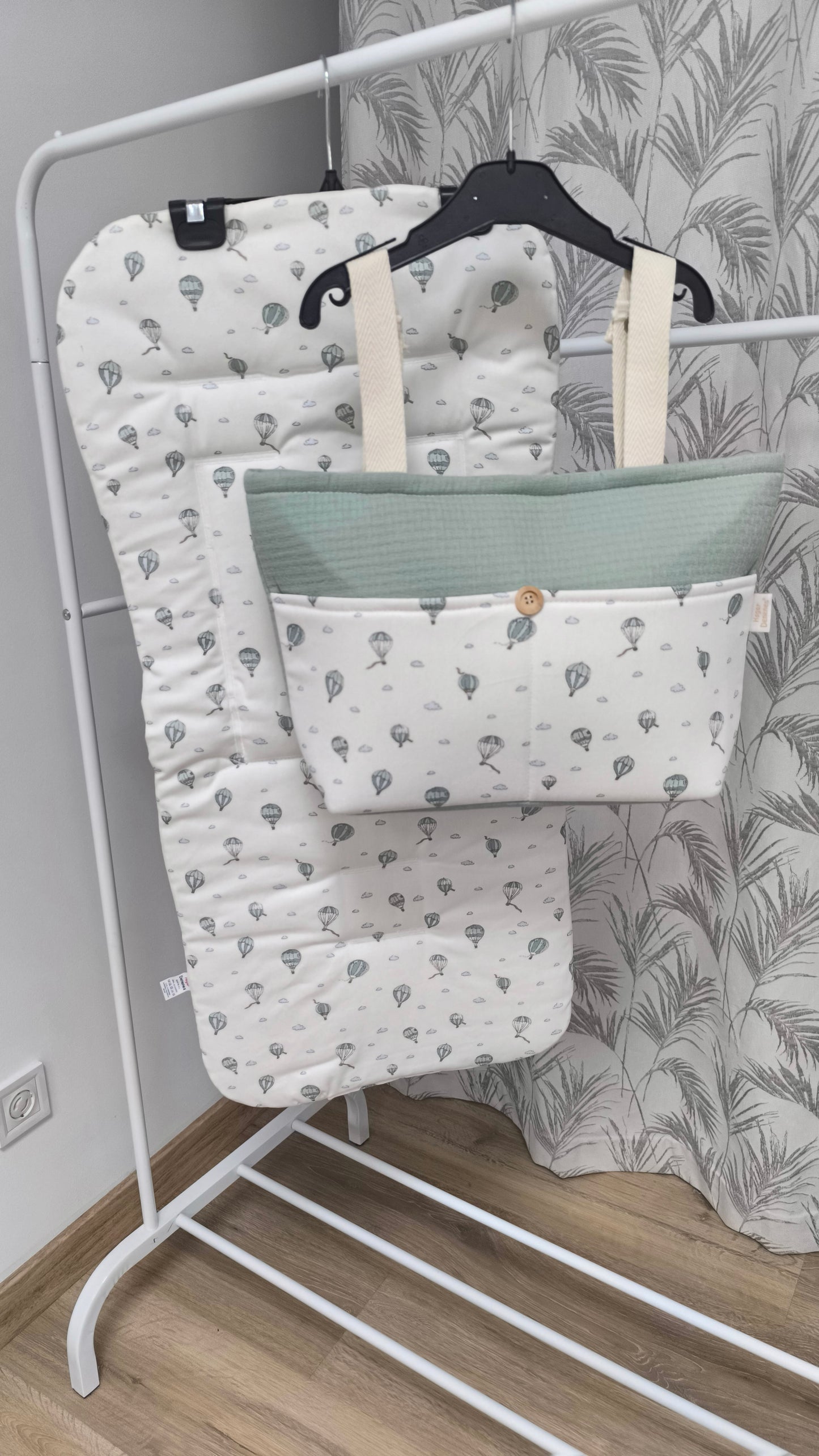 Pack Colchoneta Reversible  para Silla Ligera + Bolso Panera Denenes -  Modelo Globos Verde