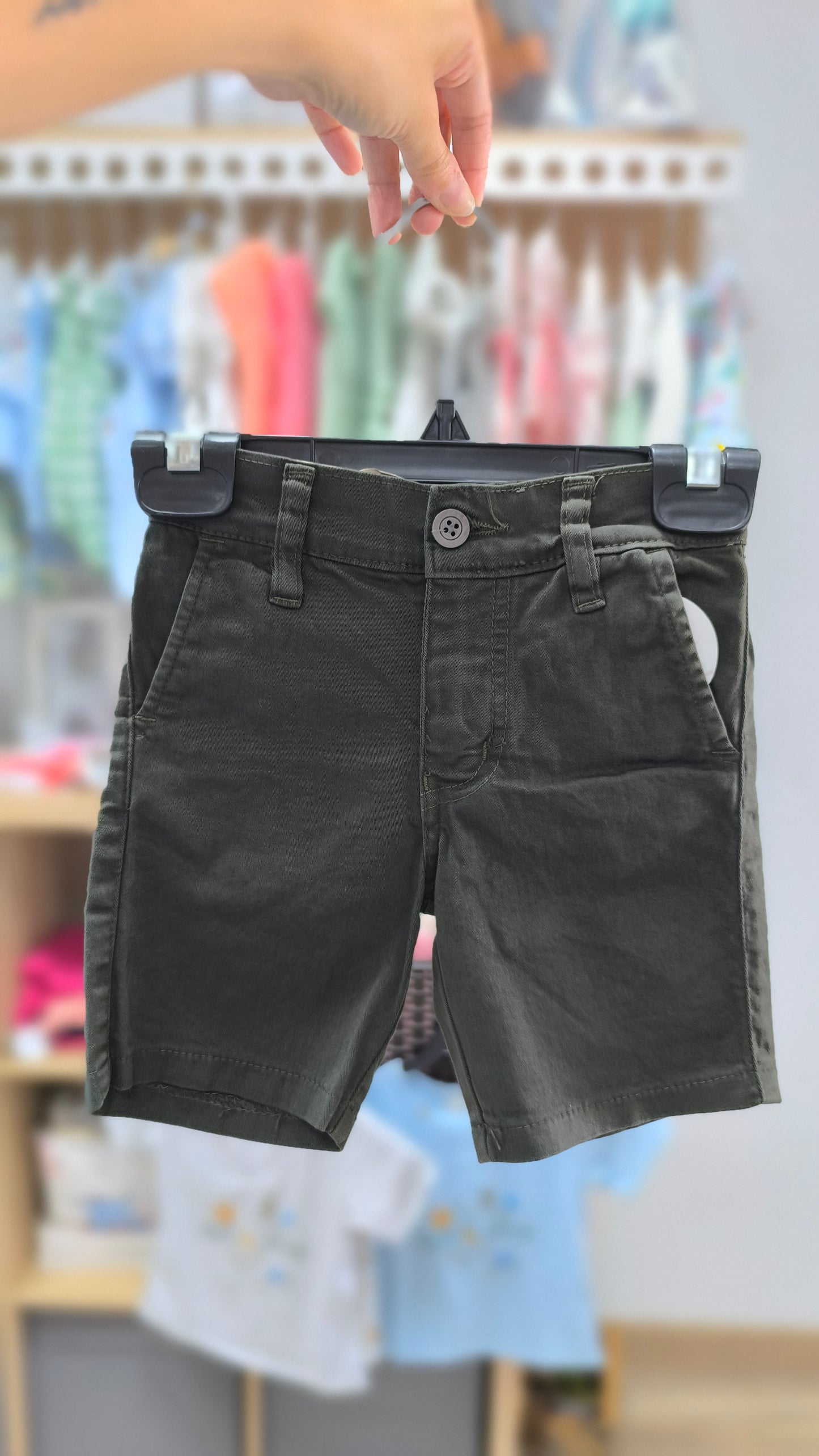 Pantalón corto de sarga color verde con bolsillos – básico elegante y combinable para el día a día