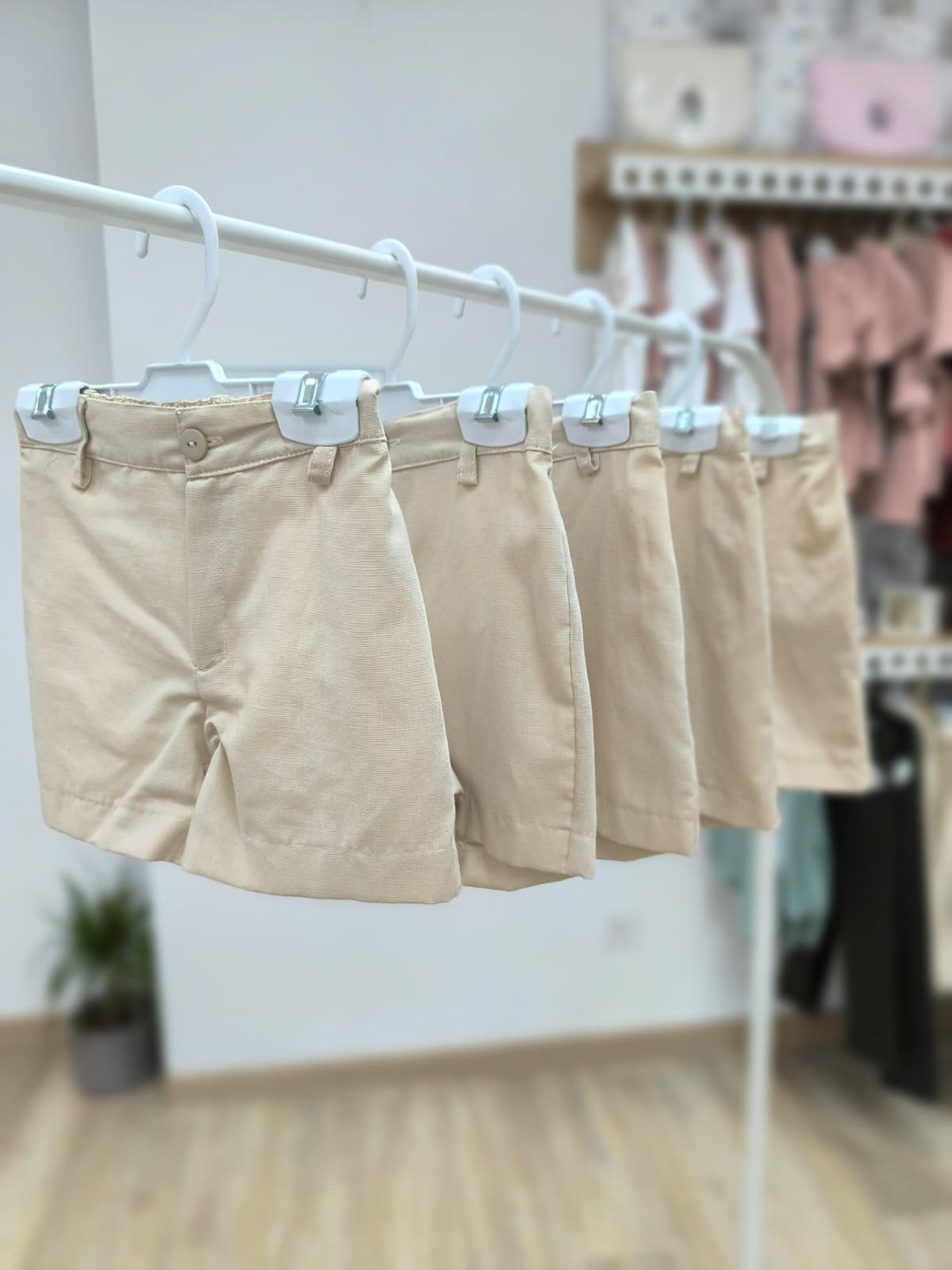 Pantalón corto de lino para niño – color camel, elegante y versátil ✨