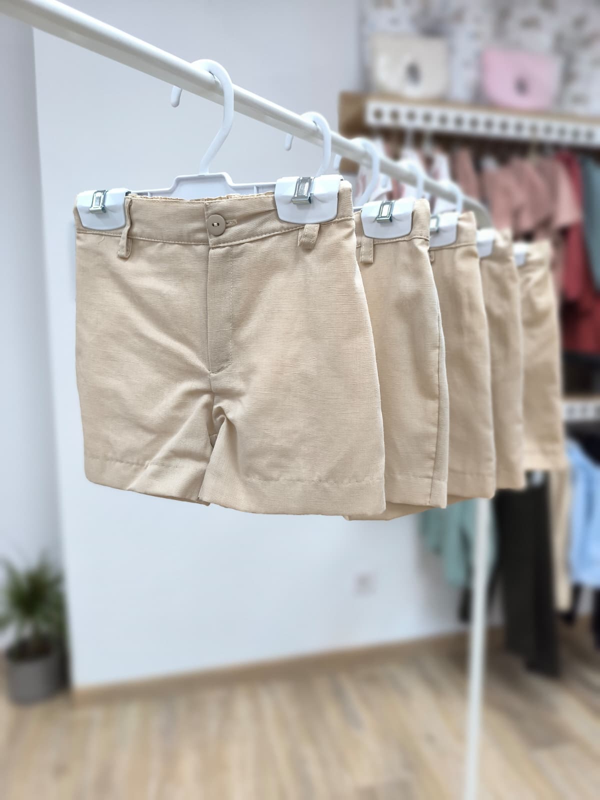 Pantalón corto de lino para niño – color camel, elegante y versátil ✨