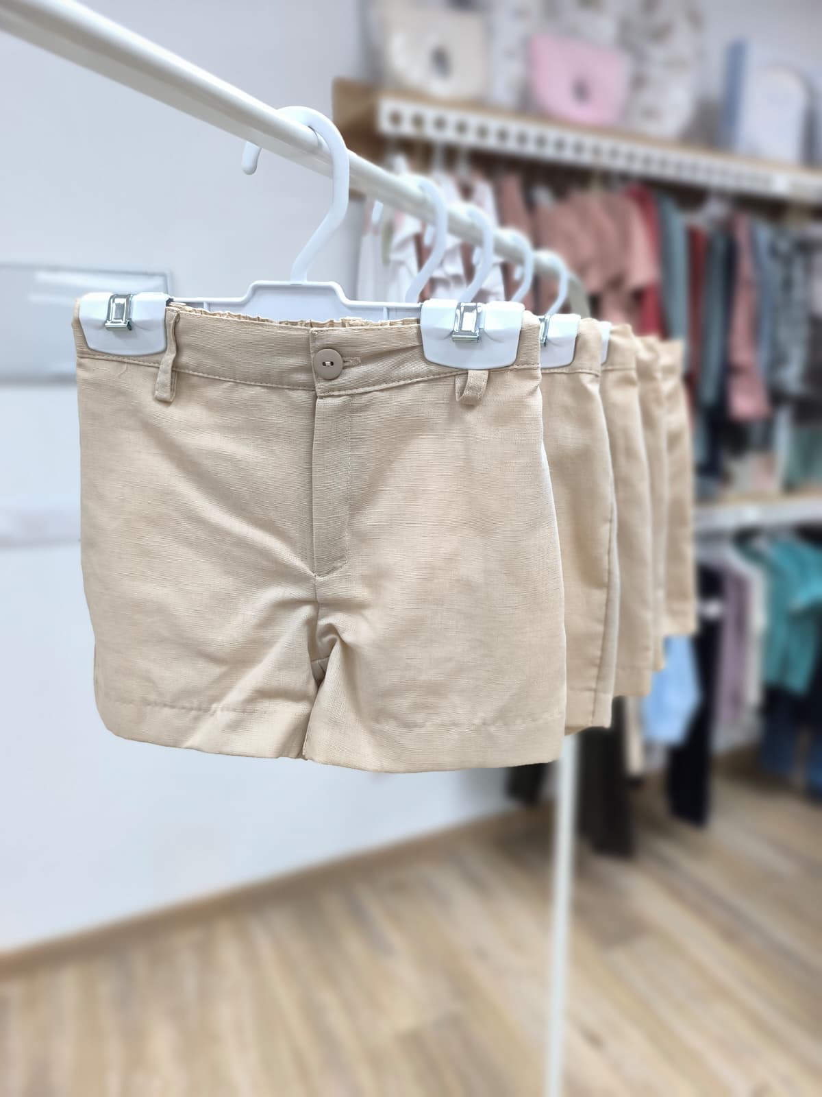 Pantalón corto de lino para niño – color camel, elegante y versátil ✨